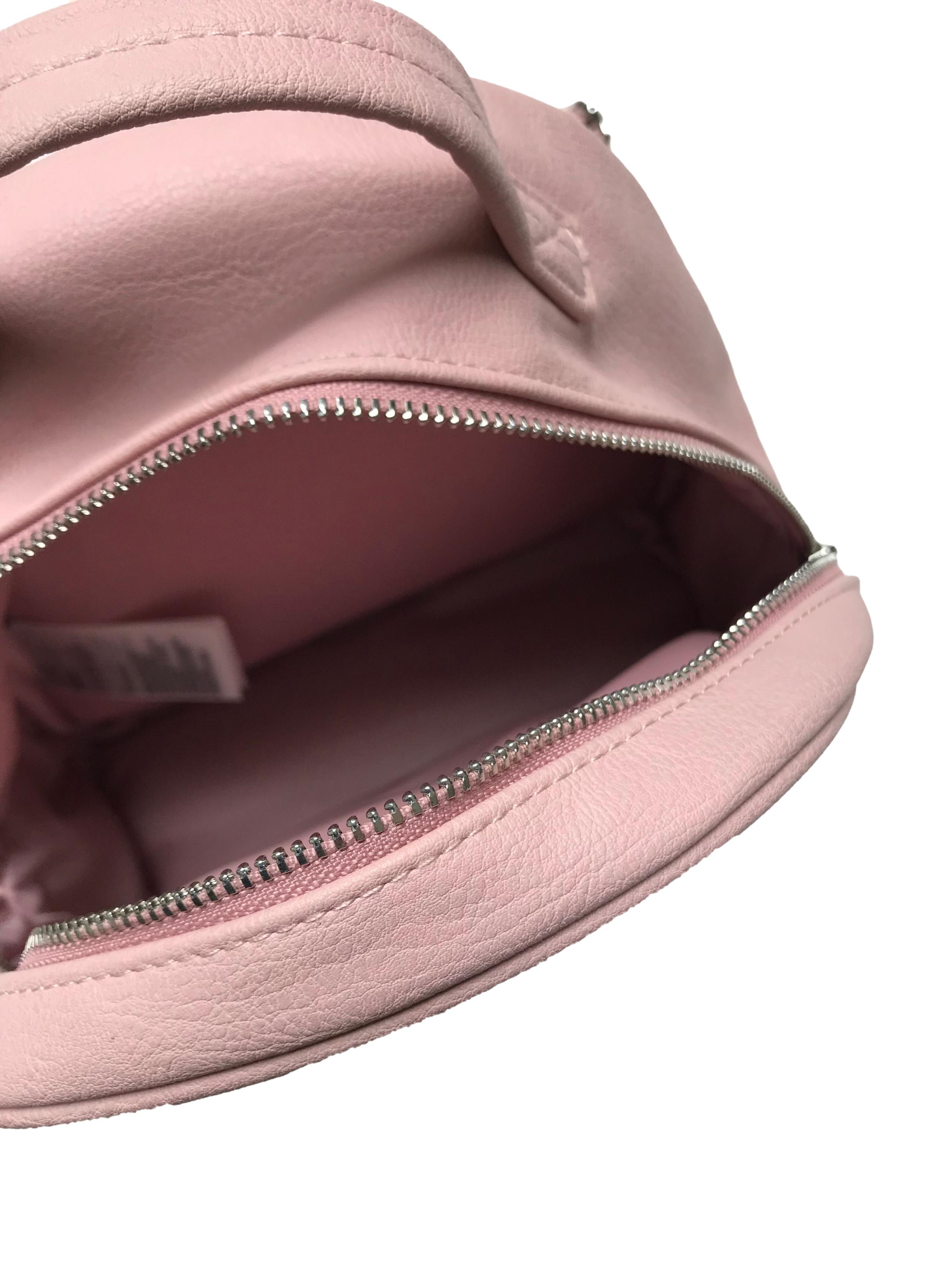 Mochila H&M de cuerina rosa con interior forrado, dos compartimentos con cierre. Medidas 23x20x10cm. Nueva con etiqueta.