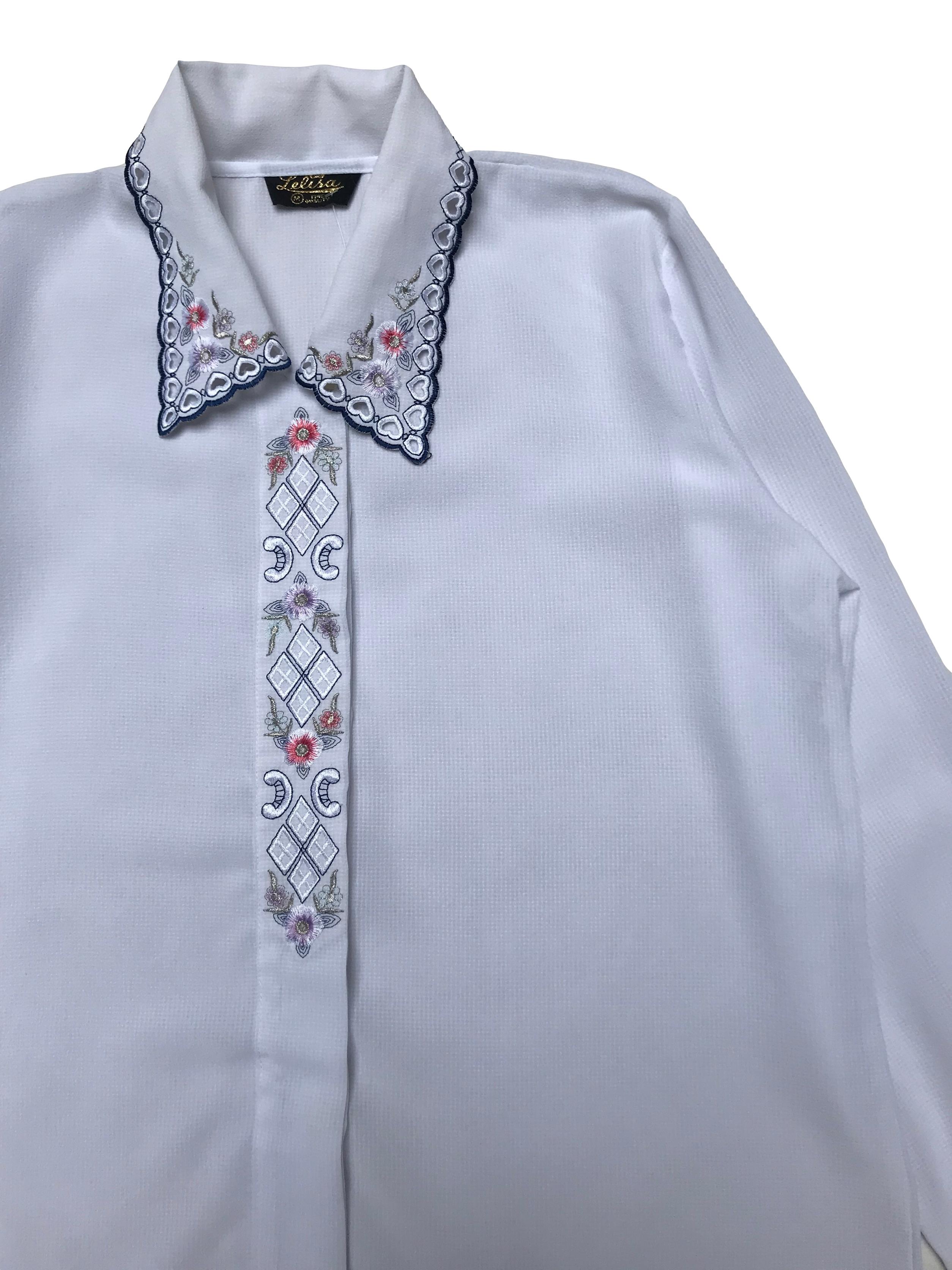 Blusa vintage de crepé blanco con detalles bordados y calados en cuello y tapa de botones. Ancho 110cm Largo 62cm