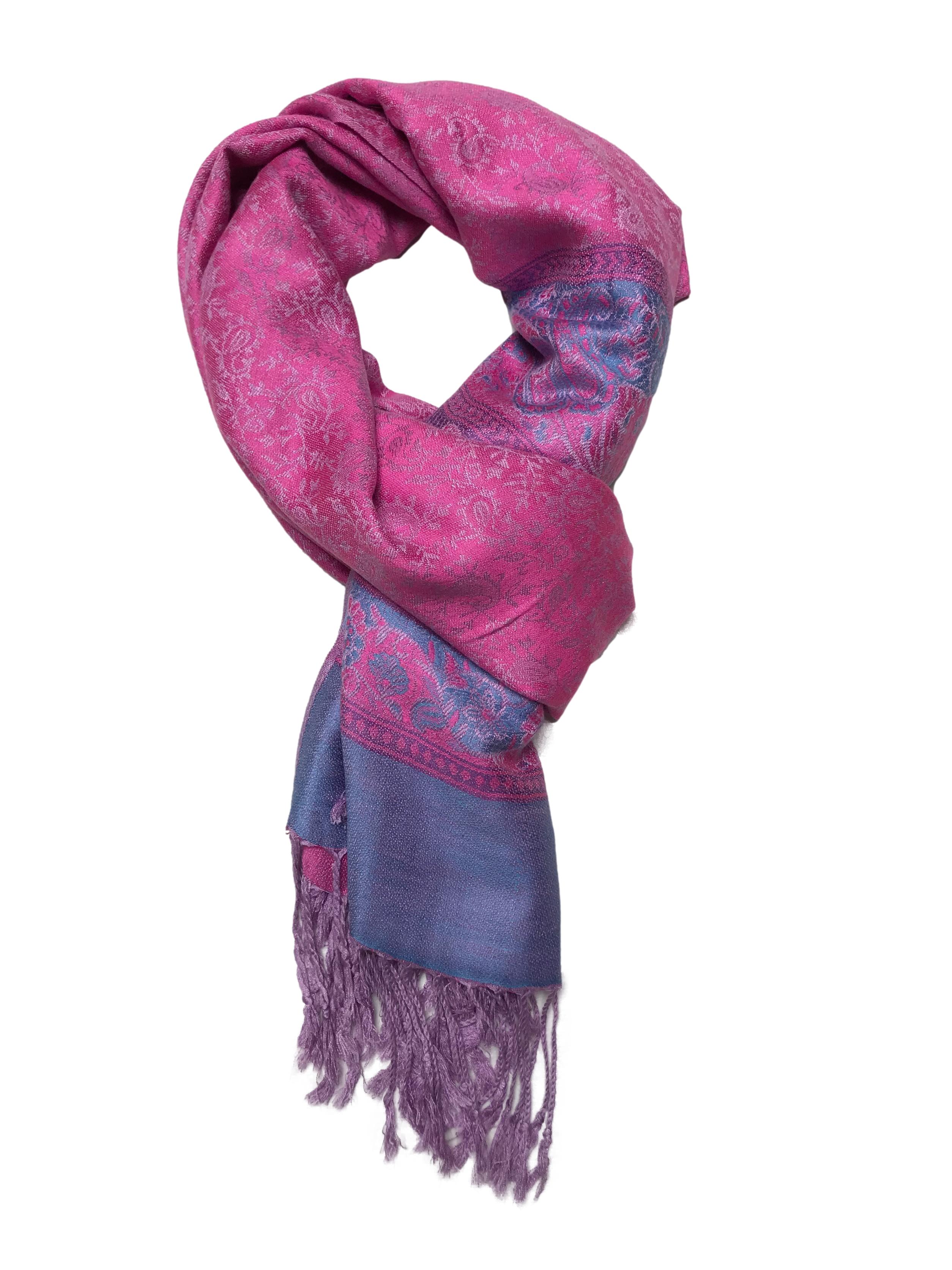 Pashmina en tonos rosado, indigo y morado, flecos en extremos. Medidas 70x180cm