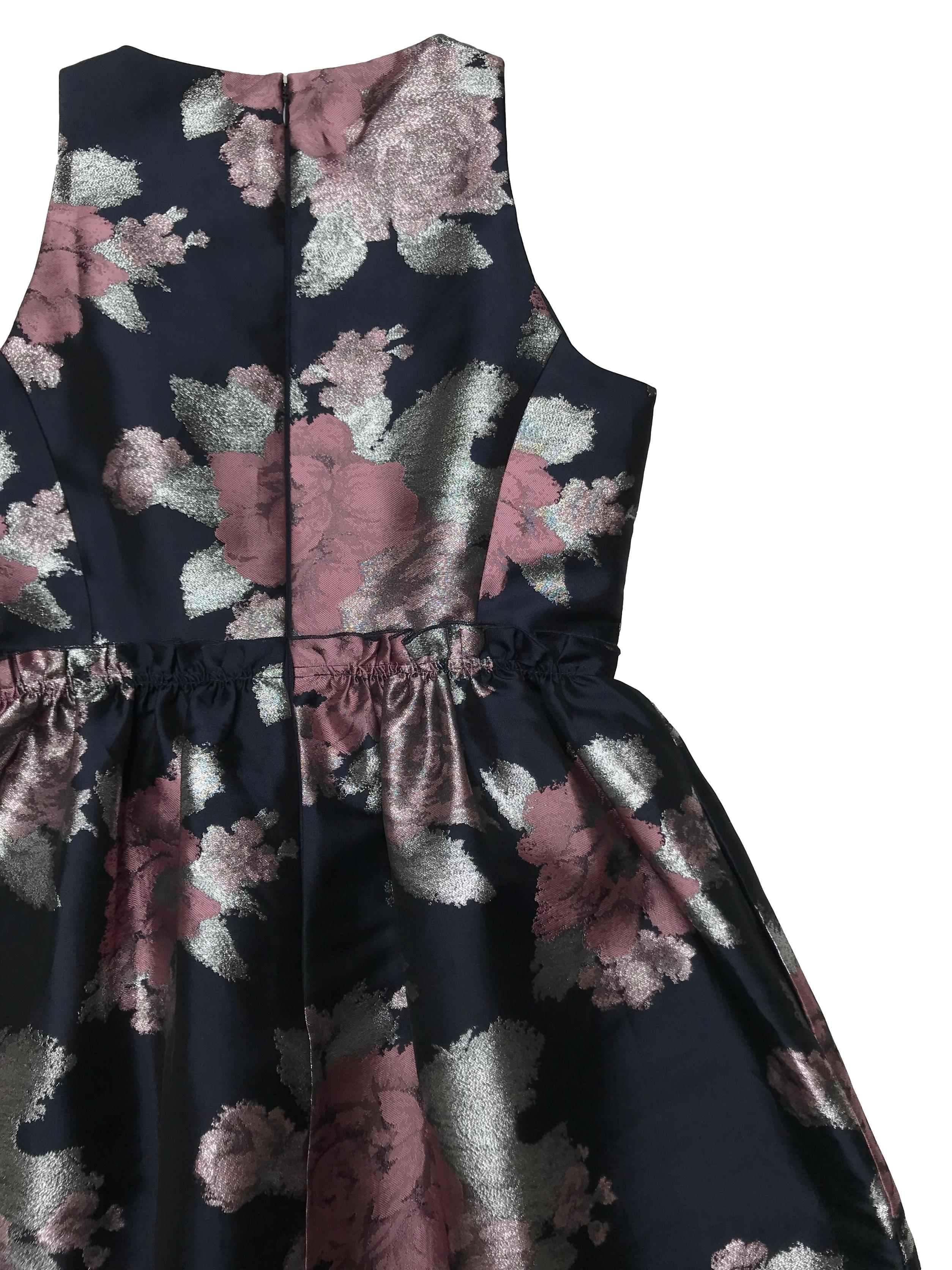 Vestido coctel Tahari, azul con brocado de flores rosa y plateado, falda estructurada con bolsillos laterales, tiene forro y cierre posterior. Busto 90cm Cintura 70cm Largo 90cm. Precio original S/ 600