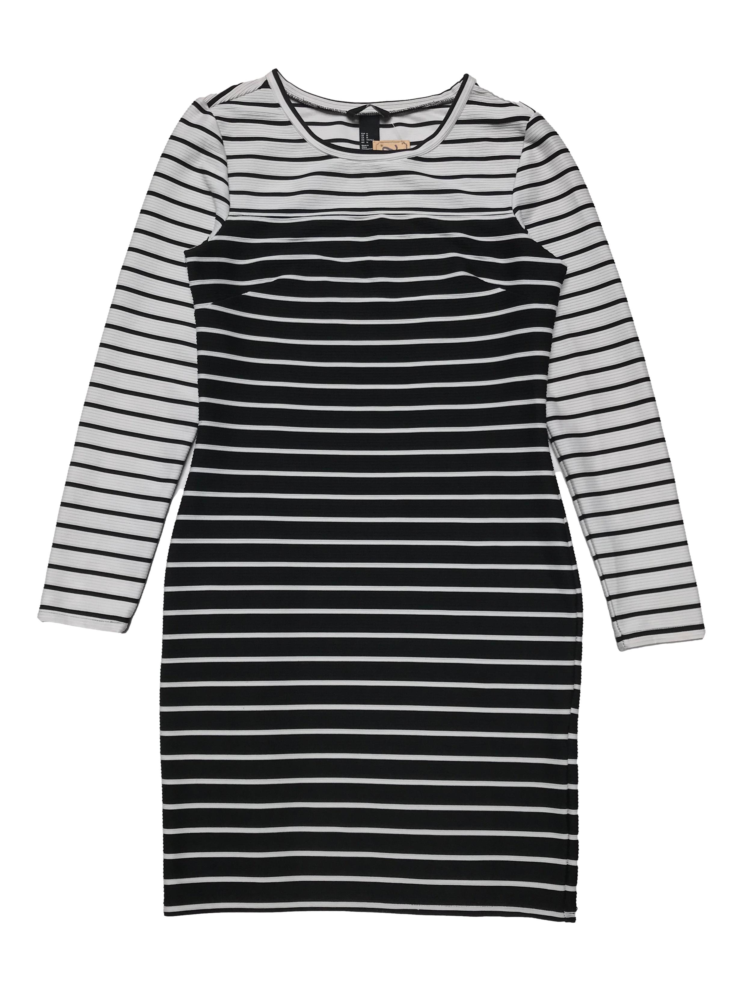 Vestido H&M de tela con textura en líneas ligeramente stretch, corte tubo, en tonos blanco y negro. Busto 92cm sin estirar Largo 90cm
