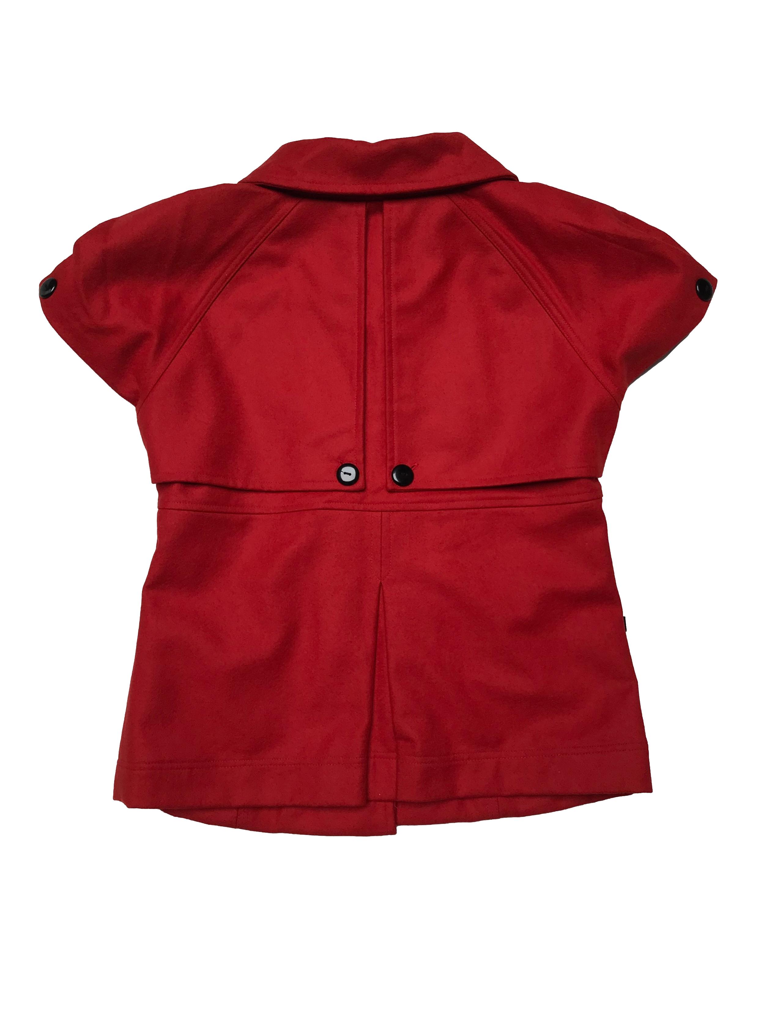 Saco de paño rojo, forrado, doble fila de botones, bolsillos lazo, espalda tipo capa con botones. Busto 97cm. Largo 60cm.