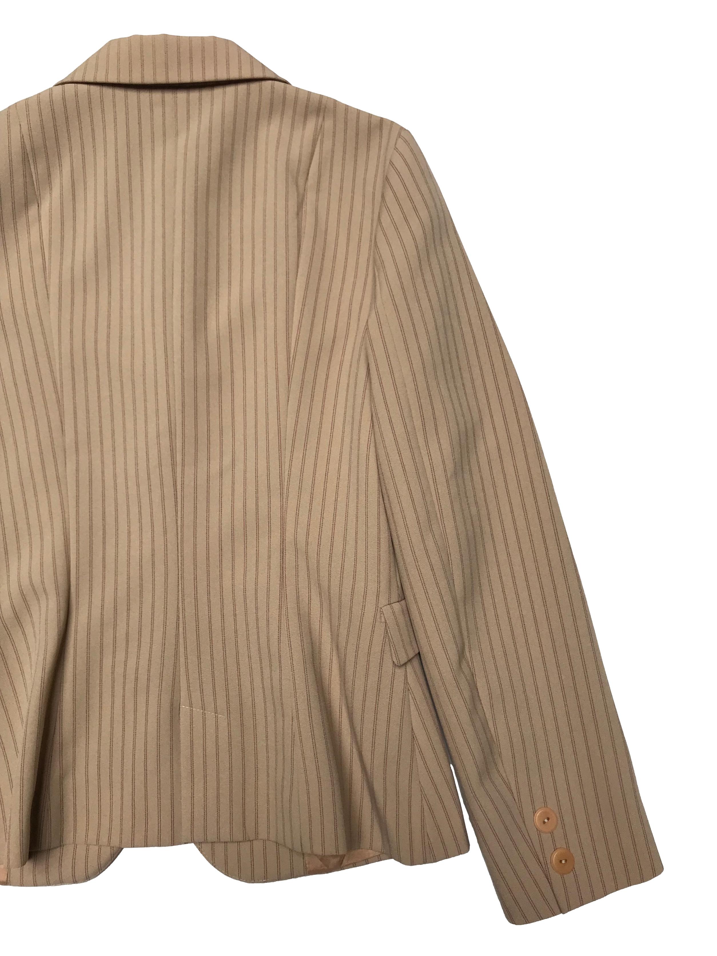 Blazer Zara tipo sastre beige con líneas rojas y guindas, es forrado, tiene solapas y botones al centro y en puños. Busto 92cm Largo 60cm