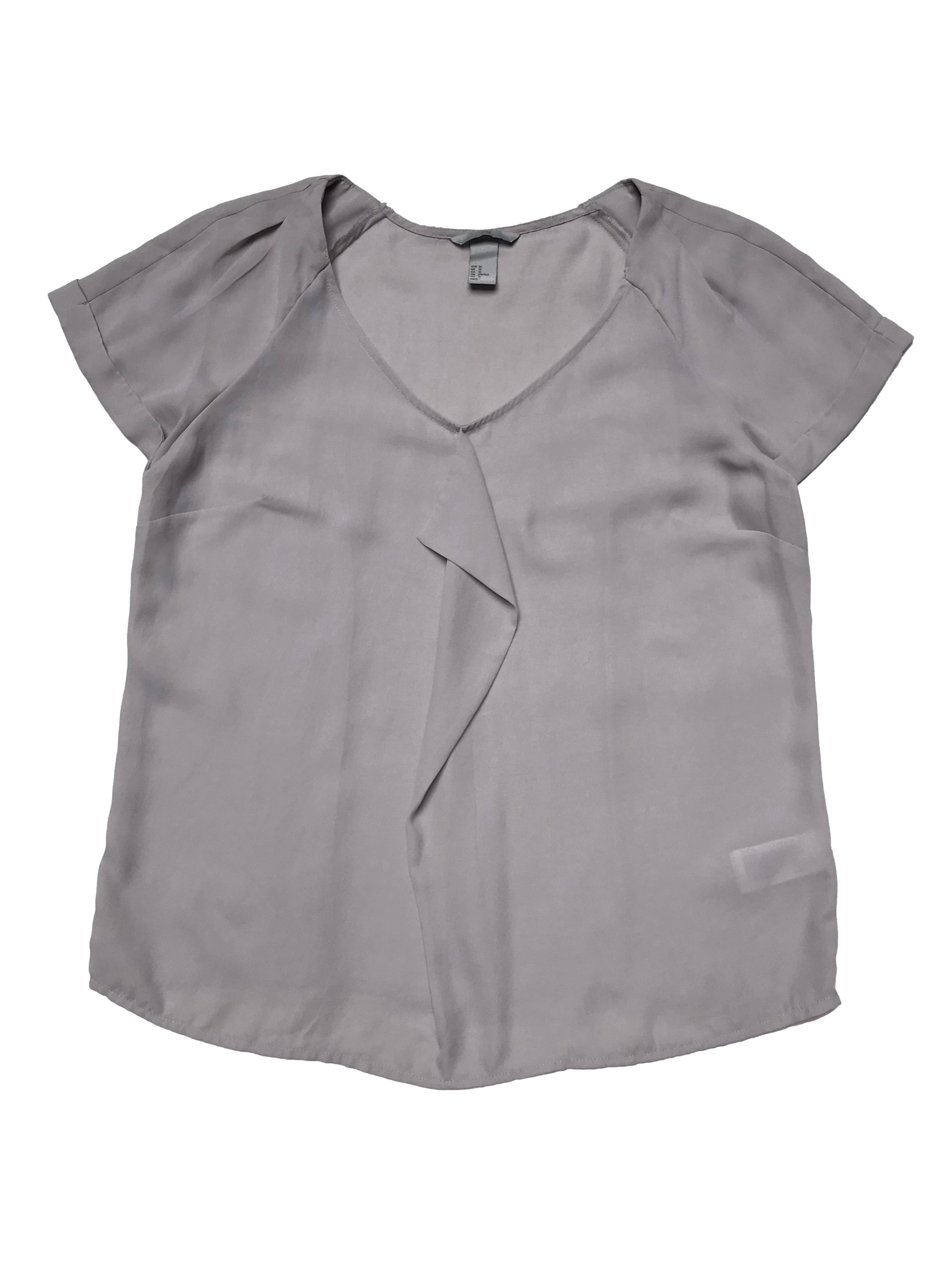 Blusa H&M de gasa con volante al centro, mangas con doble capa de tela, pliegues y dobladillo. Busto 108cm Largo 62cm