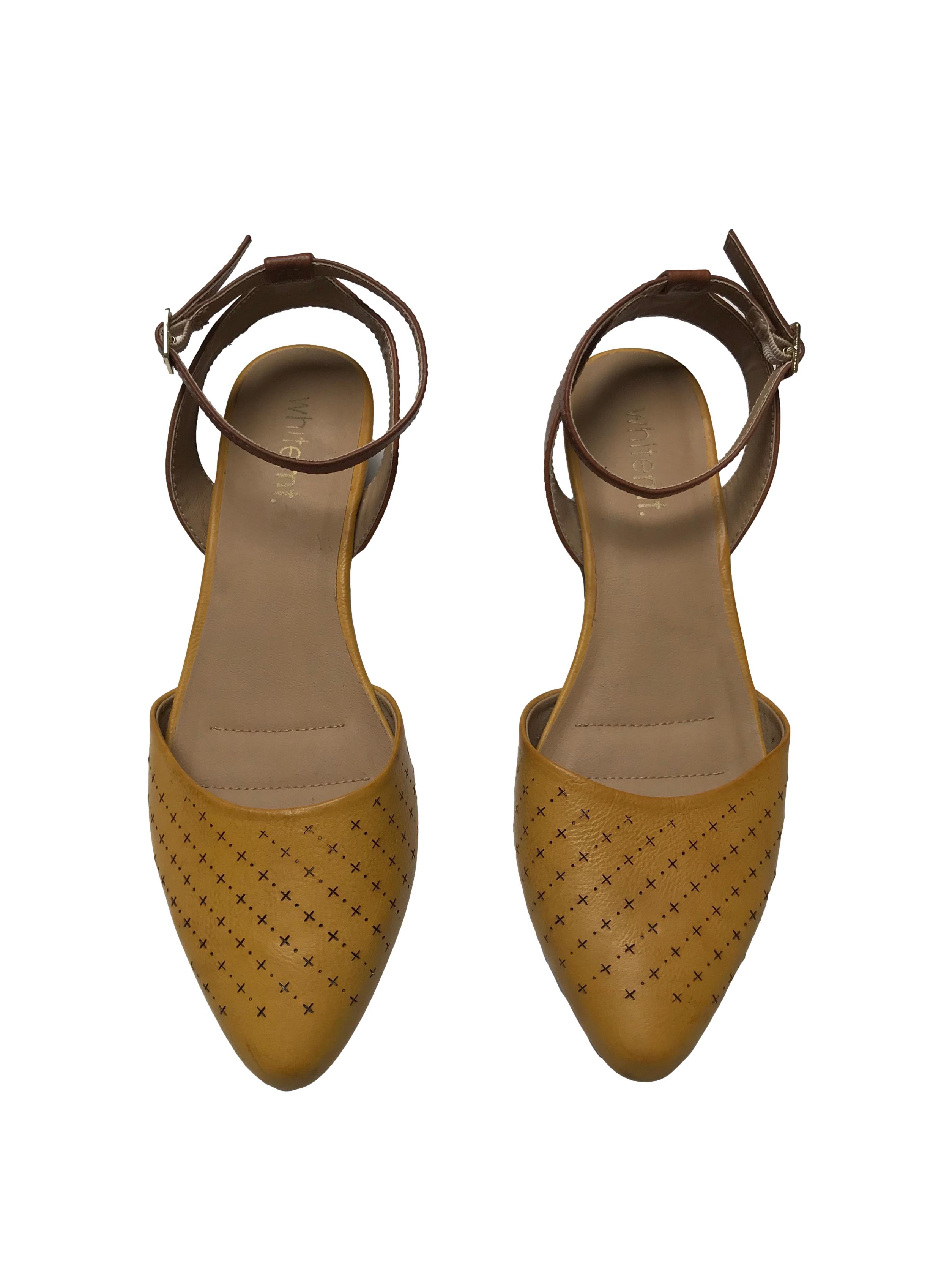 Zapatos Whitemt punta cerrada con diseño marrón, correa al tobillo, taco 4cm. Estado 8.5/10