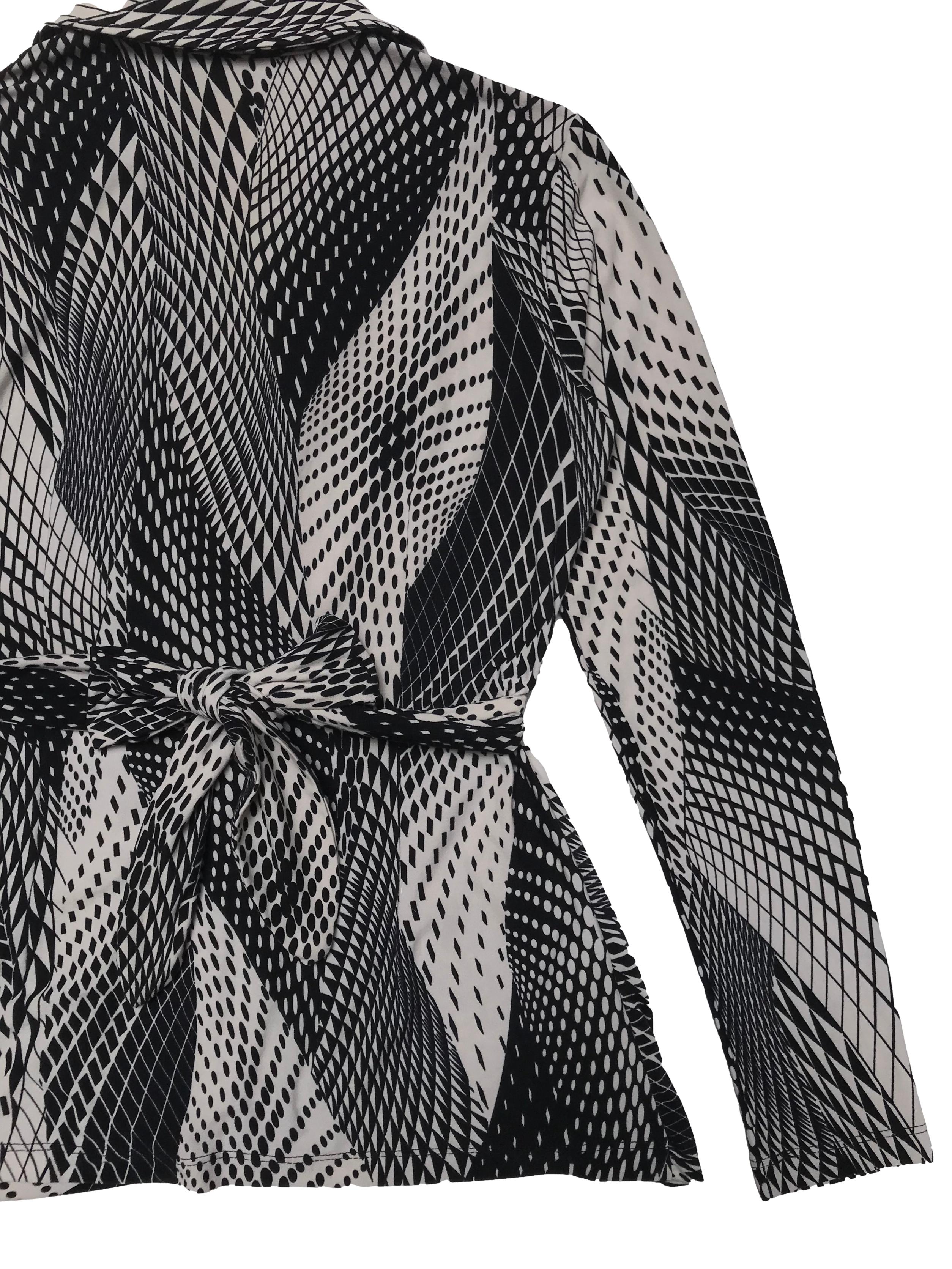 Blusa Joaquim Miro modelo envolvente, tela tipo piel de durazno beige y negro, tiene detalles drapeados. Largo 58cm. Precio original S/ 189