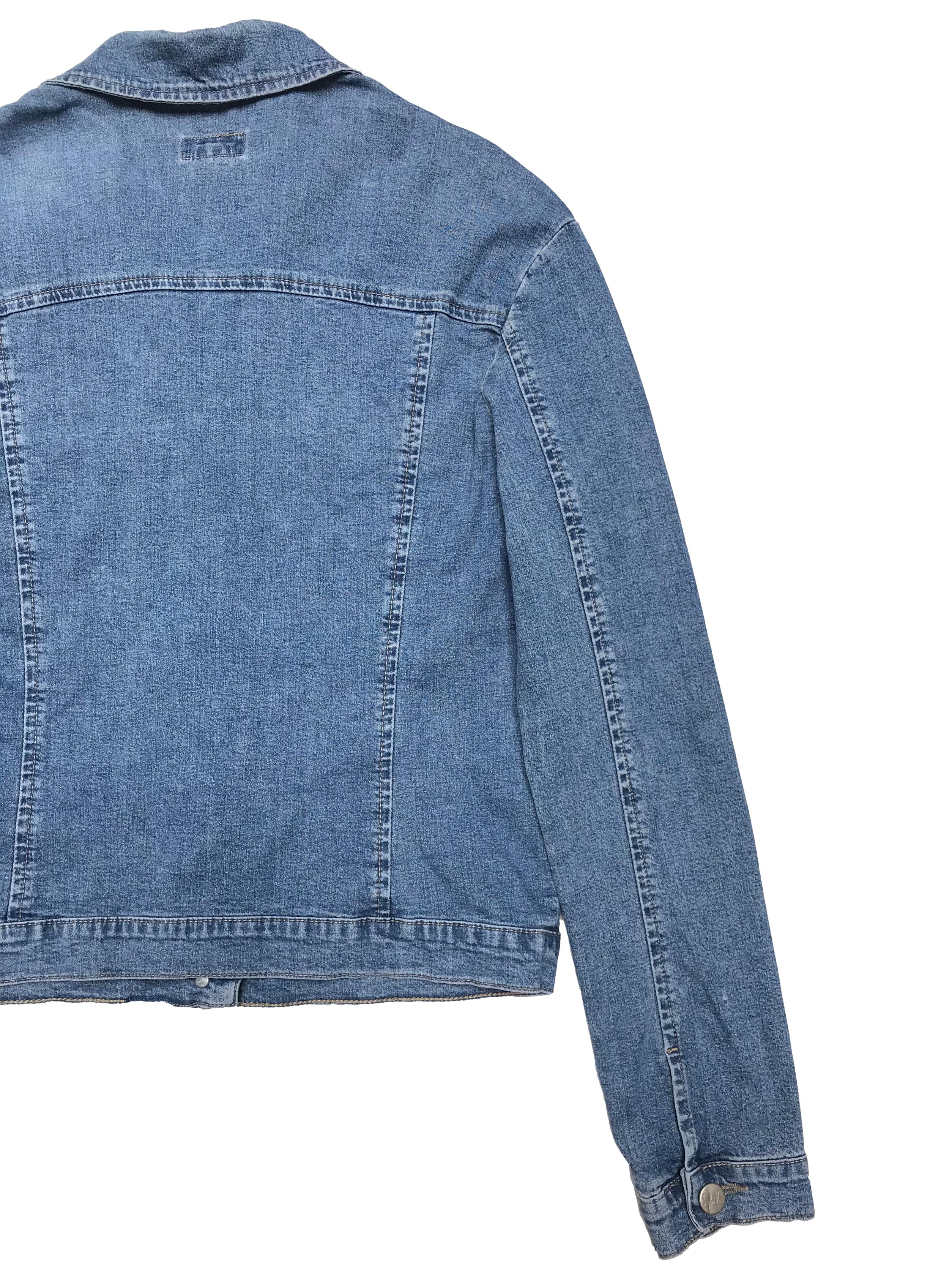 Casaca Sybilla de jean delgado 98% algodón con botones metálicos. Busto 95cm Largo 50cm. Tiene ligeros signos de uso.