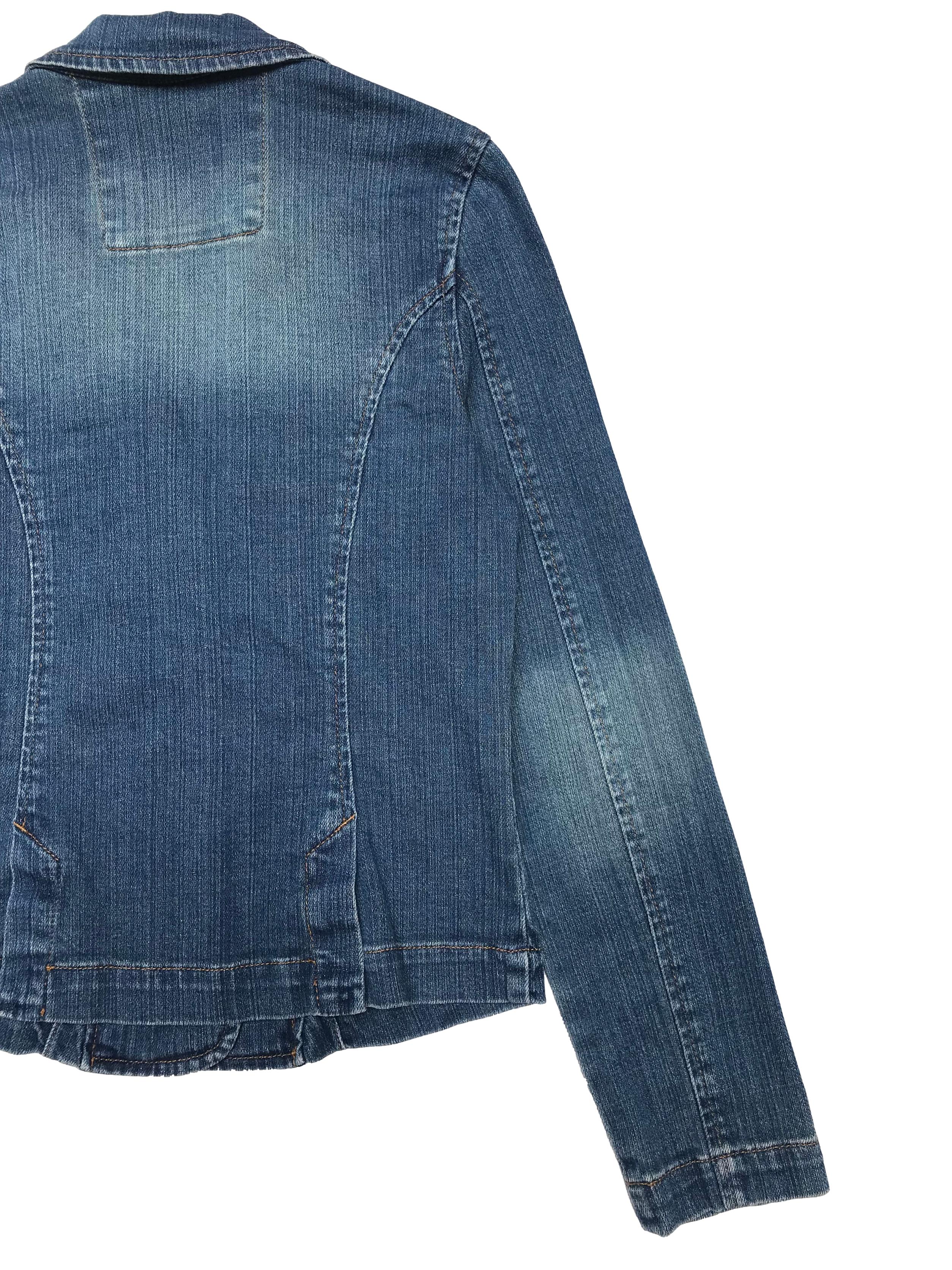 Casaca Squeeze de jean tipo blazer con solapas, botones y bolsillos, efecto focalizado. Busto 88cm Largo 52cm