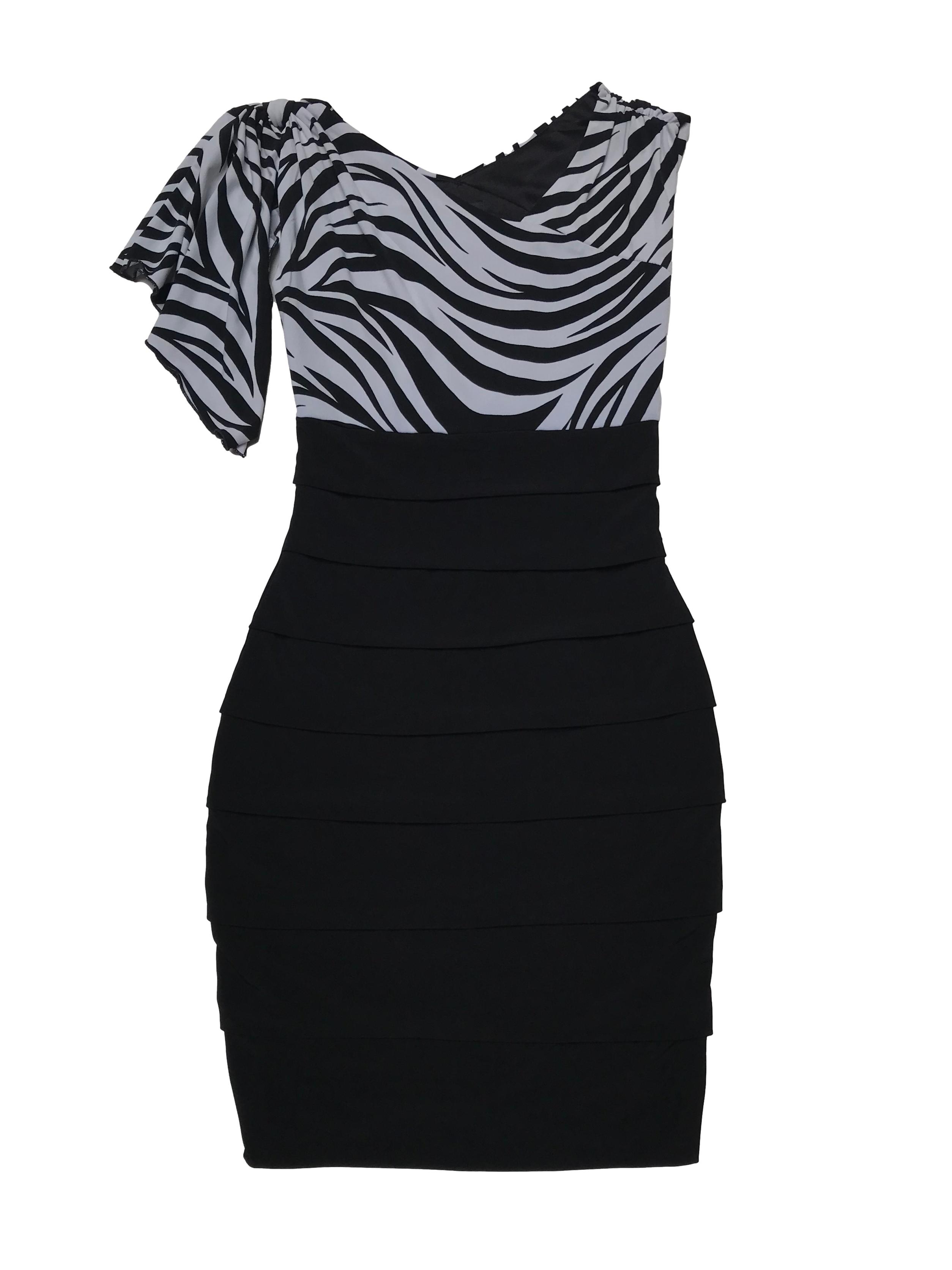 Vestido Enfocus Studio de tela stretch, superior print zebra con aplicación en un hombro, falda pegada y en capas. Largo 90cm