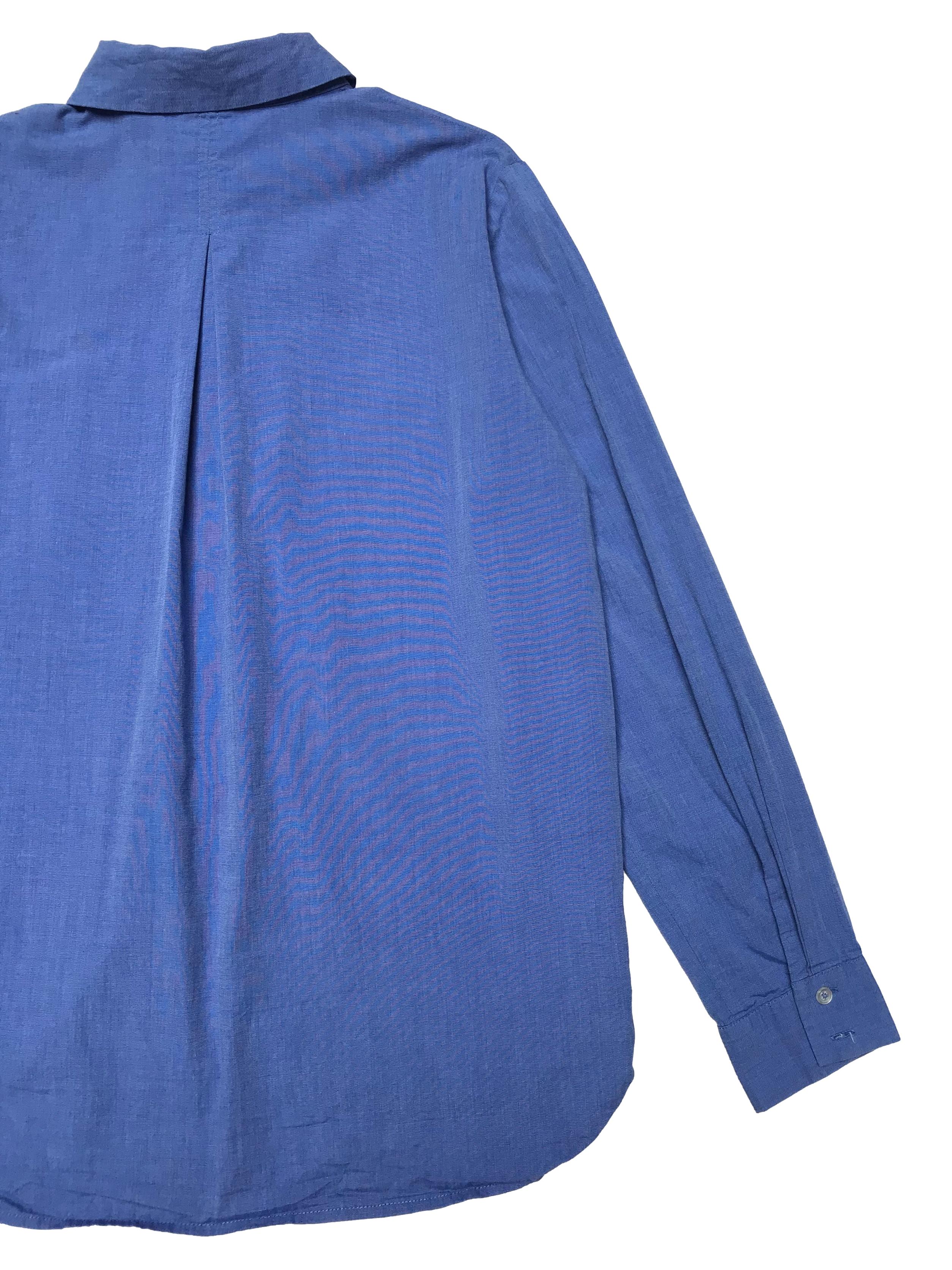 Camisa Mango 100% algodón azul, tiene bolsillo en el pecho, manga larga regulable con botón. Ancho 106cm Largo 60-65cm. Precio original S/ 149