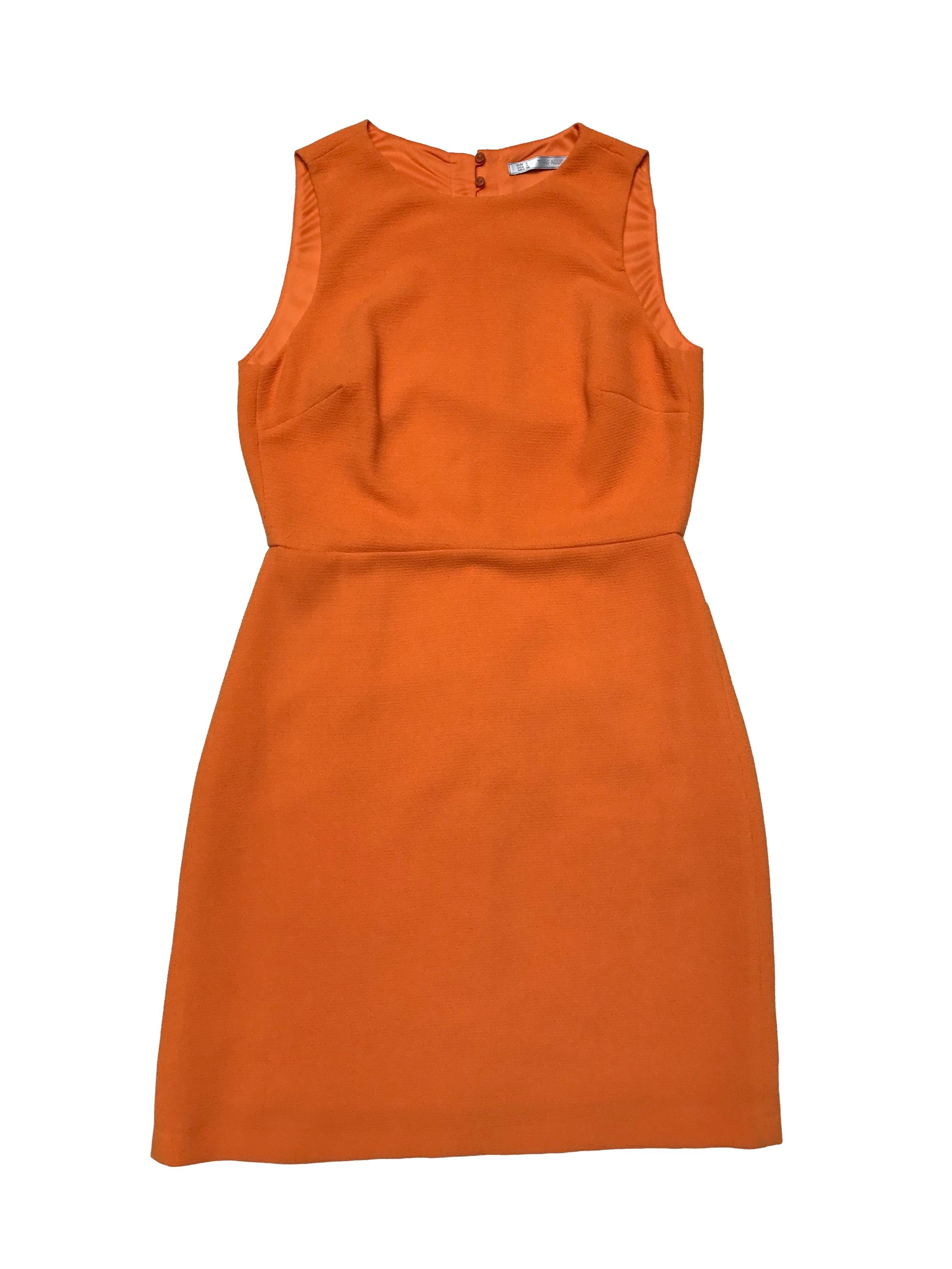 Vestido Zara anaranjado de tela con textura, forrado, con botón posterior en el cuello, escote en espalda y cierre en falda. Busto 90cm Cintura 72cm Largo 85cm