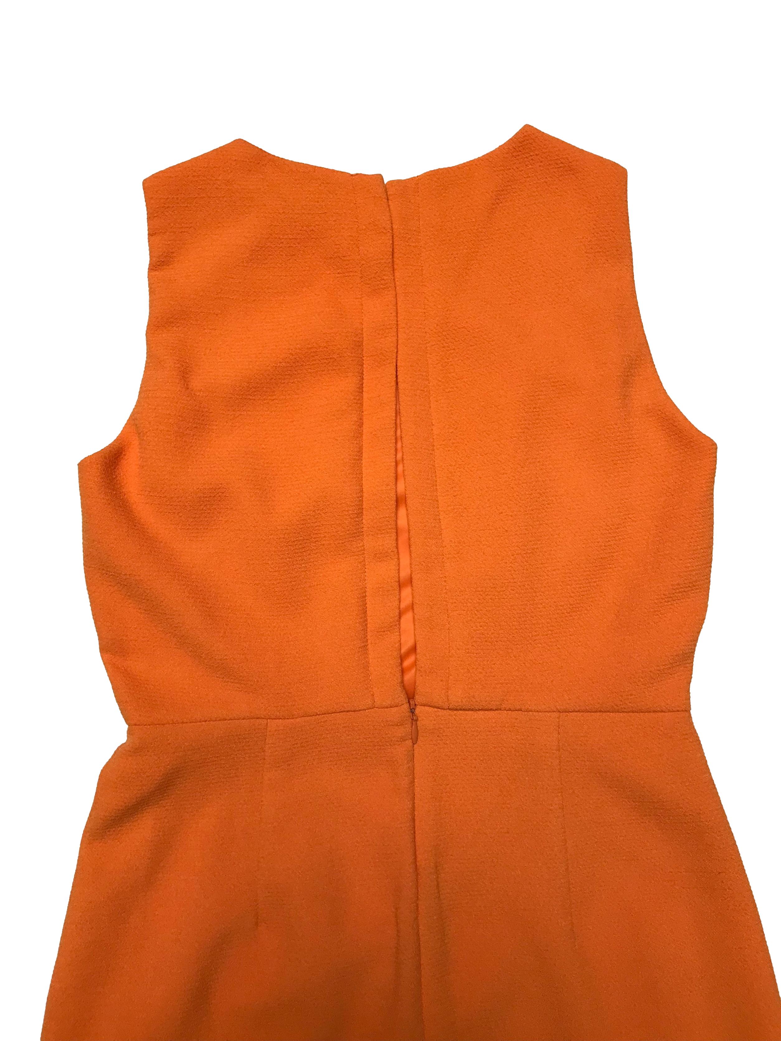 Vestido Zara anaranjado de tela con textura, forrado, con botón posterior en el cuello, escote en espalda y cierre en falda. Busto 90cm Cintura 72cm Largo 85cm