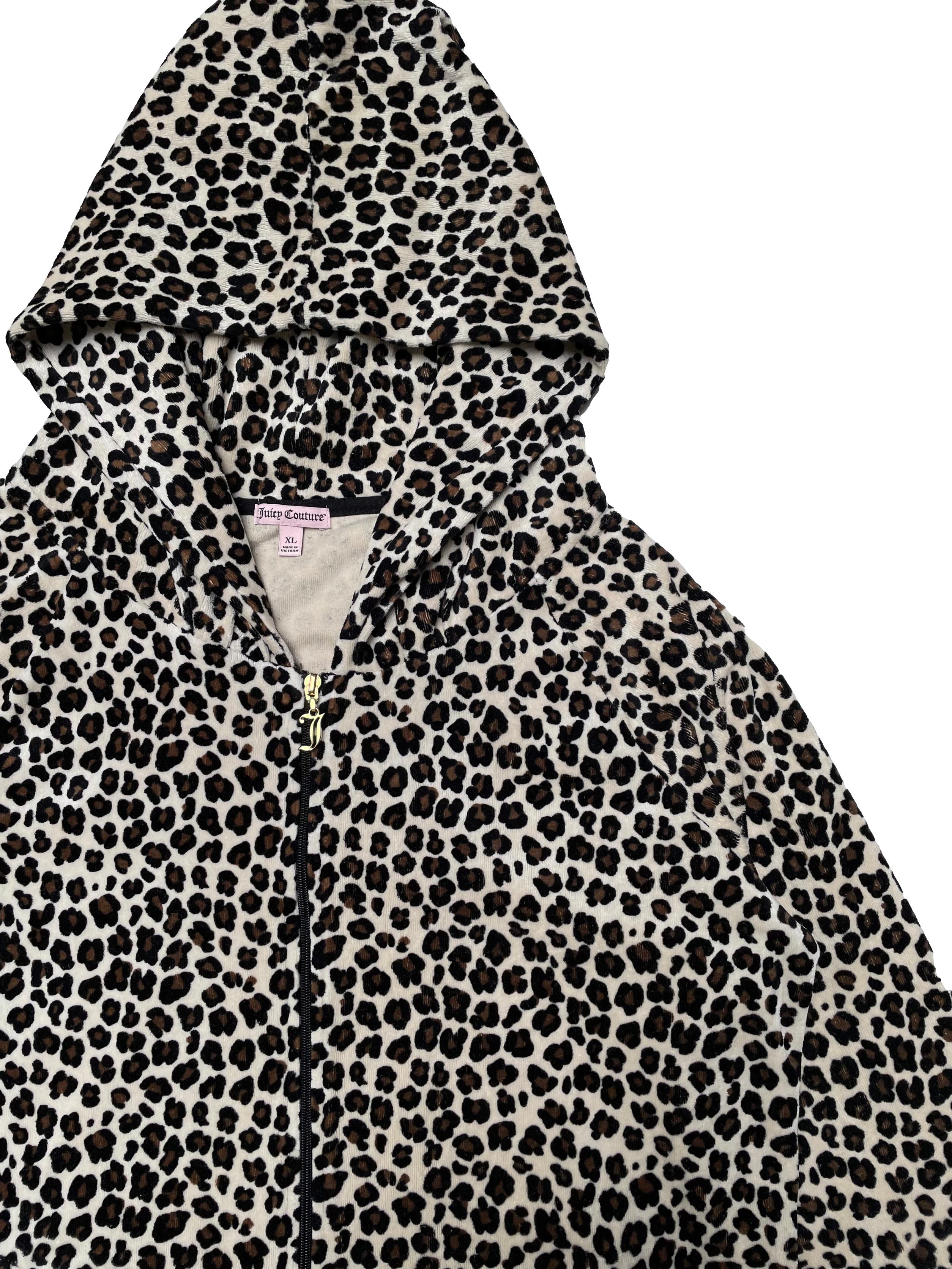 Casaca Juicy Couture de plush animal print mezcla de algodón, con capucha, cierre y bolsillos delanteros, pretinas negras. Busto 113cm Largo 60cm. Precio original 99USD (400 soles)