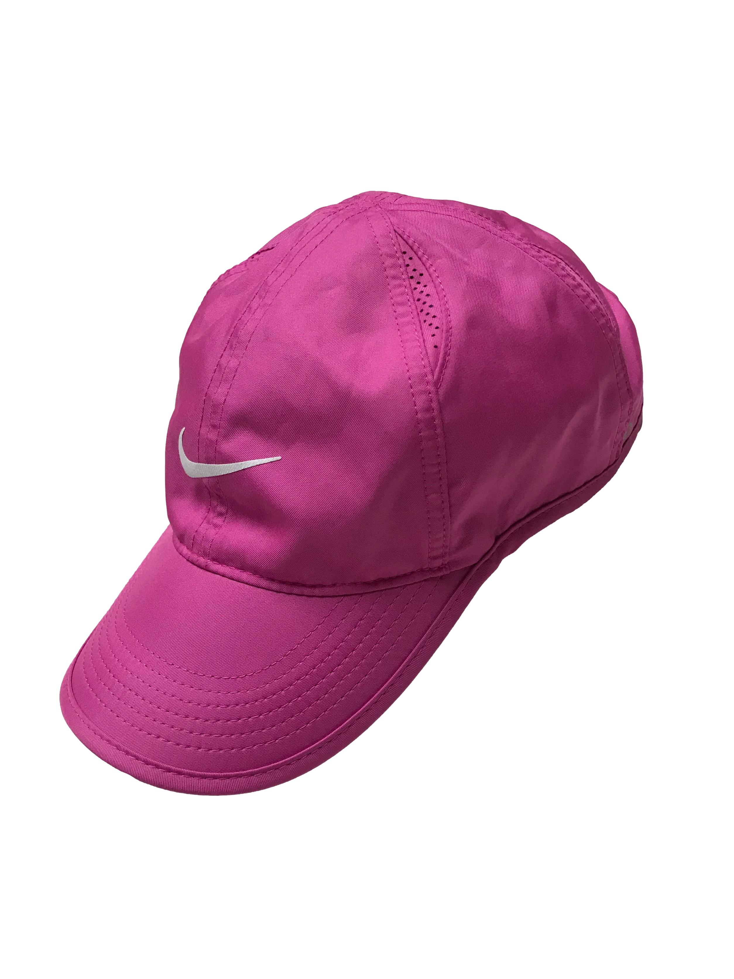 Gorro Nike sport rosa con regulador atrás. 