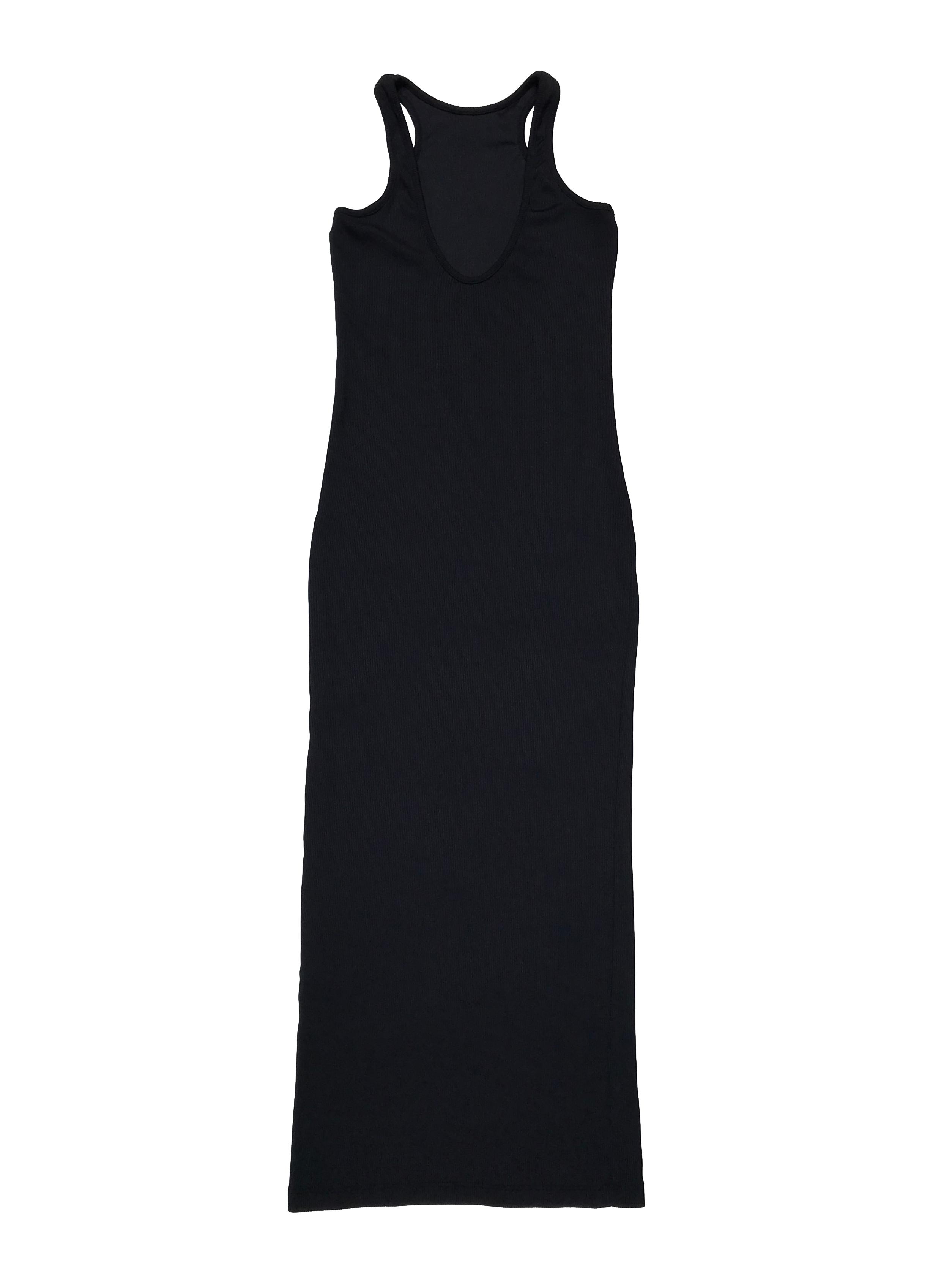 Vestido midi corte tubo, negro acanalado, espalda olímpica. Largo 105cm
