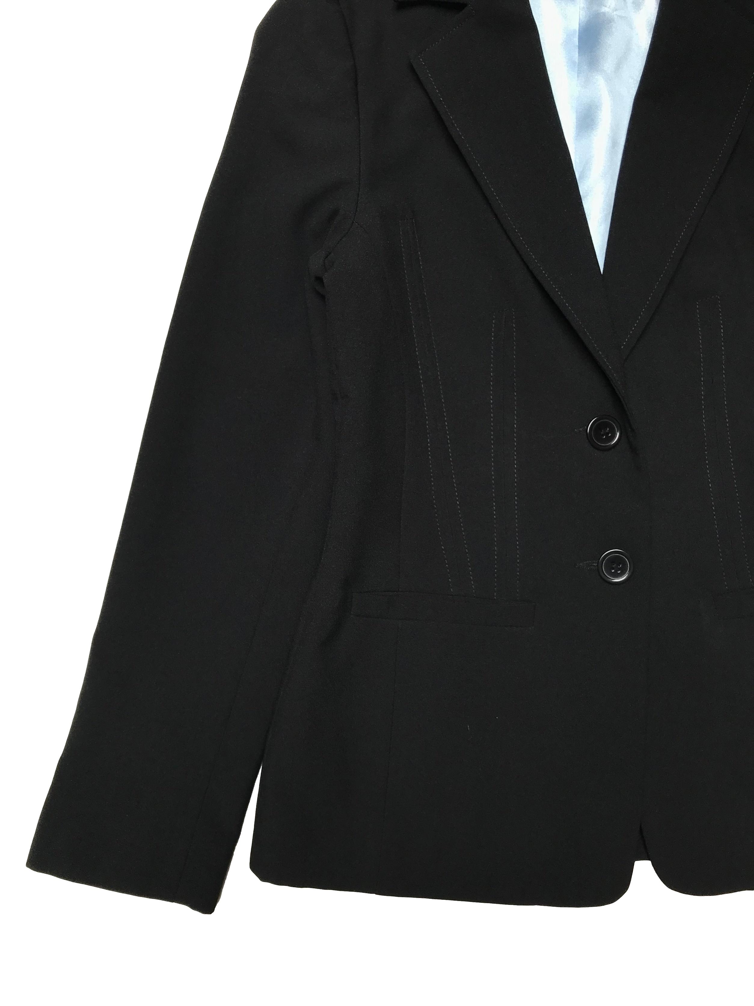 Blazer New Look negro, con pinzas, forrado, tiene solapas, botones y bolsillos delanteros. Busto 90cm Largo 62cm