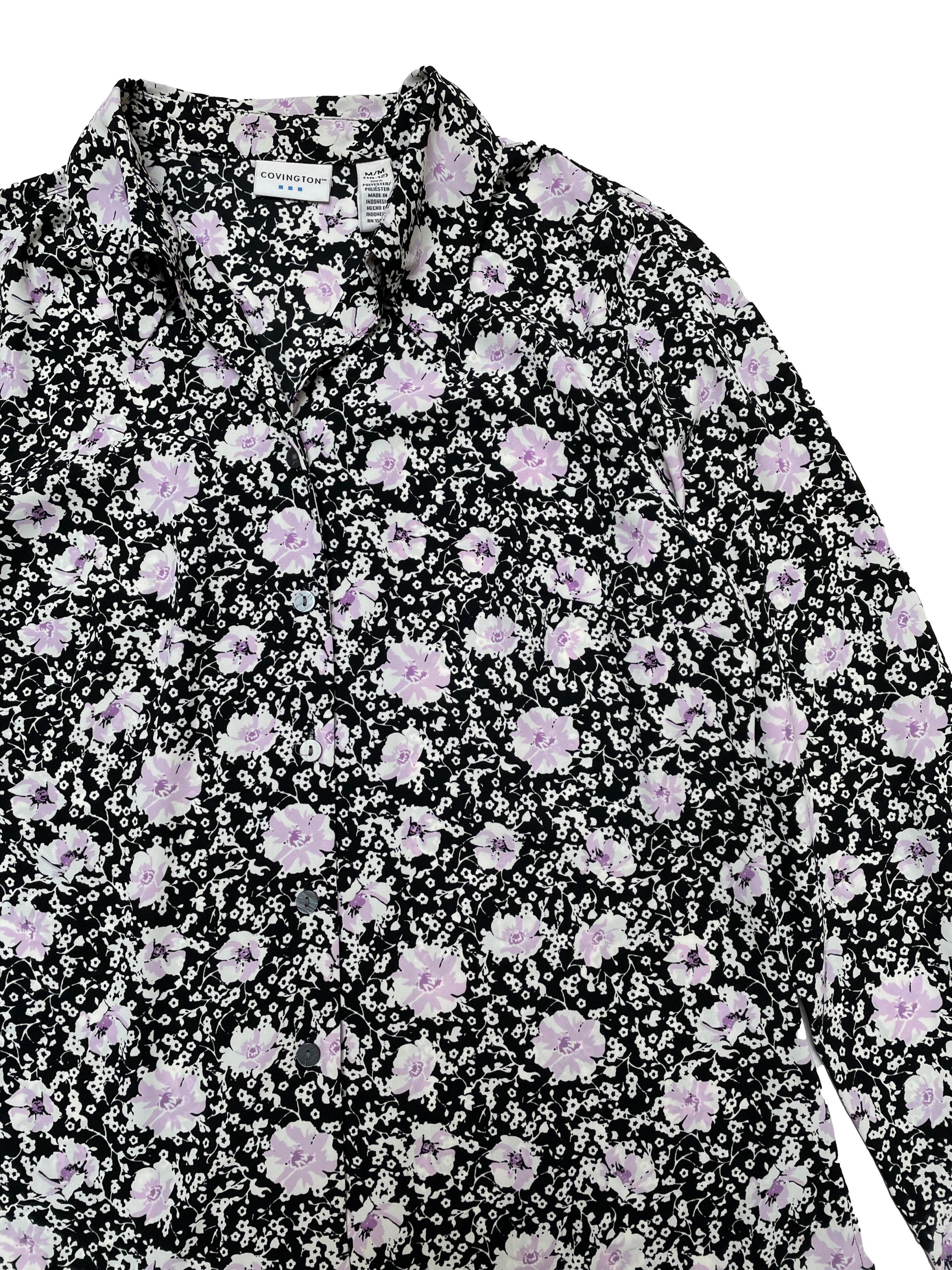 Blusa Covington de tela plana fluída negra con estampado de flores, cuello camisero y fila de botones. Busto 102cm Cintura 94cm Largo 60cm 