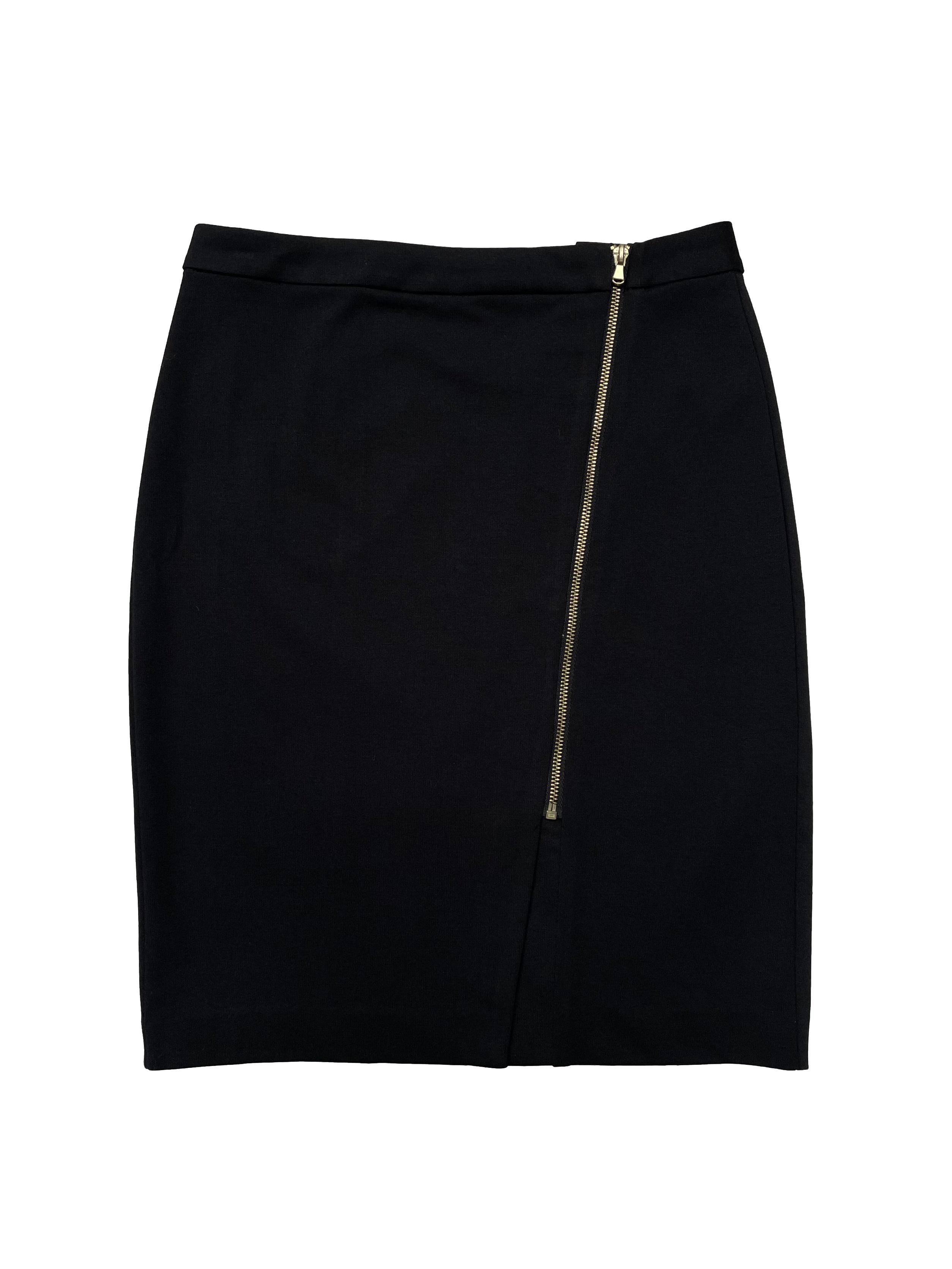 Falda negra tela tipo sastre stretch, modelo cruzado con cierre delantero, corte recto. Cintura 74cm Largo 53cm | Las Traperas
