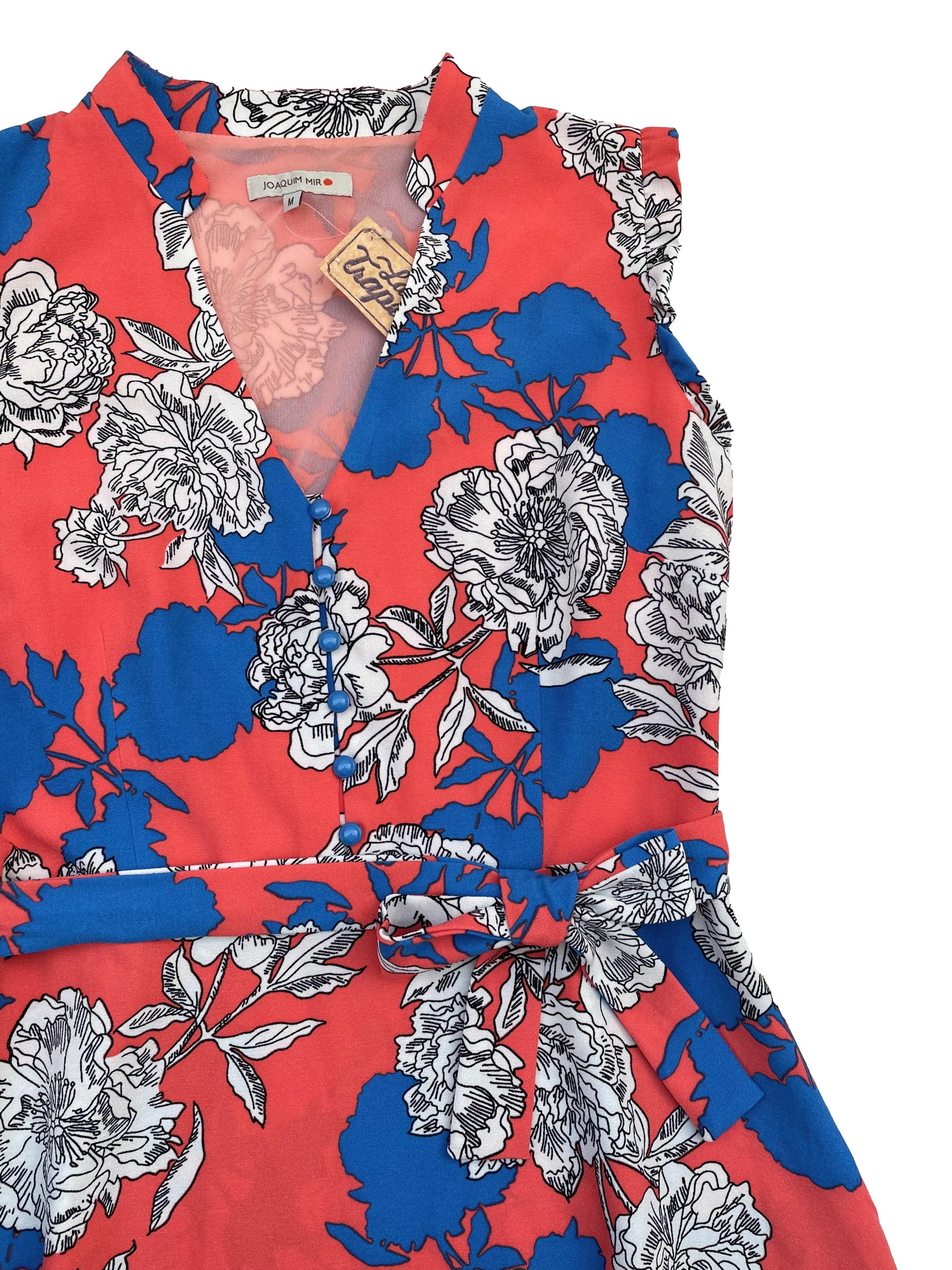 Vestido Joaquim Miro tela tipo crepé coral con estampado de flores azules blanco y negro, forro mesh en parte superior, escote en V, cinto para regular, falda en A y cierre lateral. Busto 100cm Cintura 80cm Largo 95cm. Precio original S/ 289