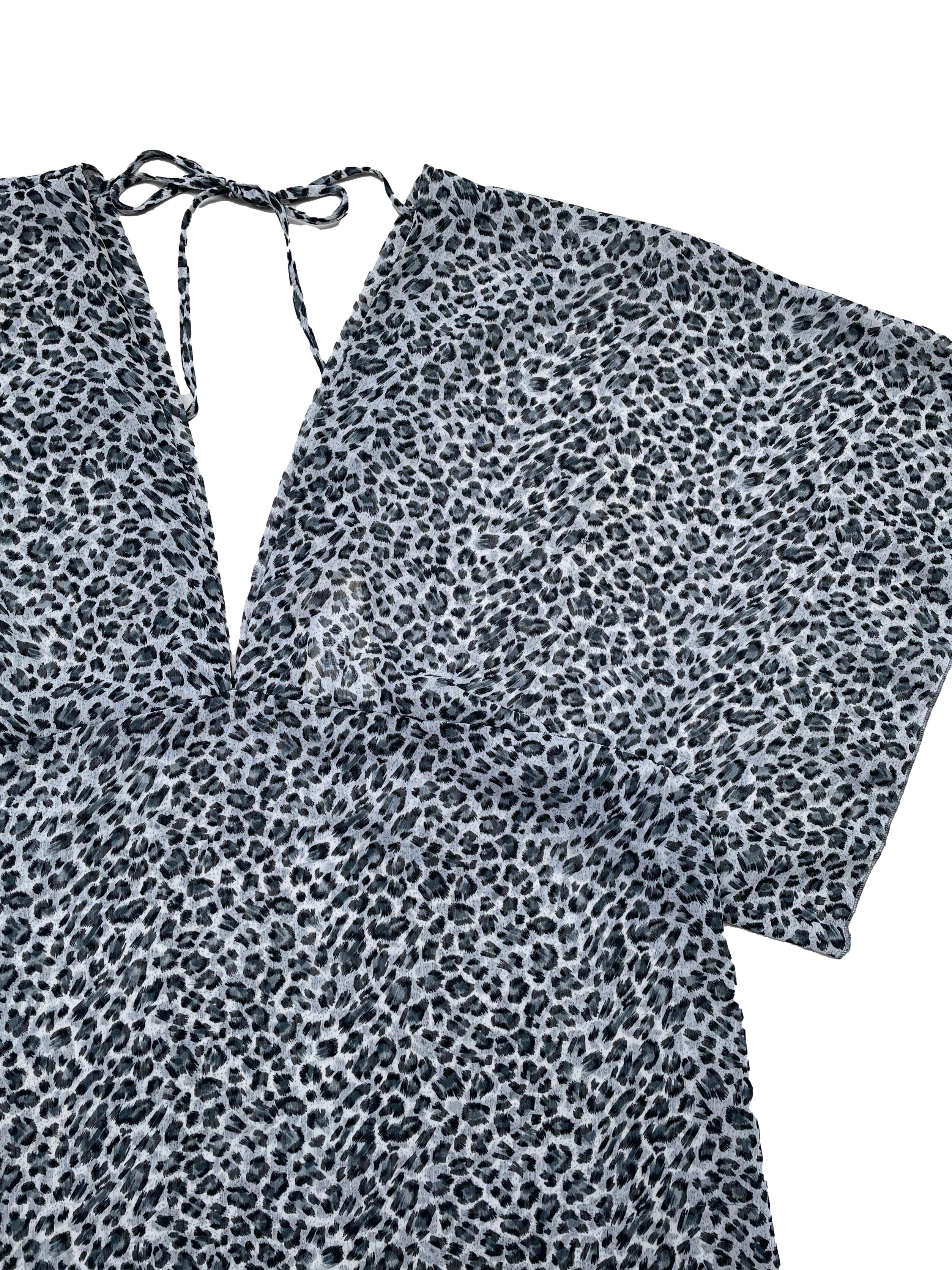 Blusa The Clothing Company de gasa animal print en tonos plomos y negros, manga kimono. Ancho 105cm Largo 75cm