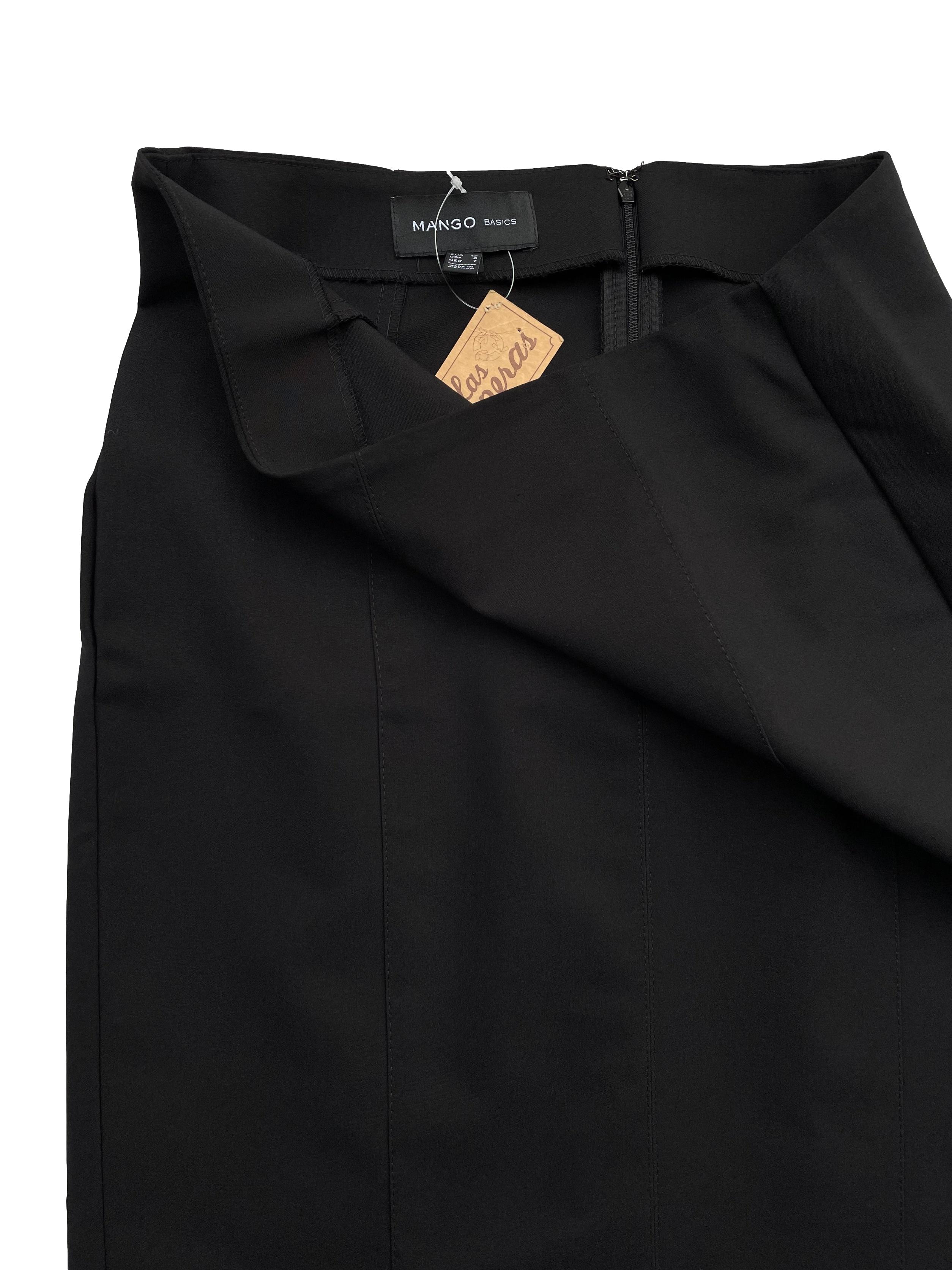 Falda formal Mango negra, mezcla de algodón, costuras verticales, corte recto y cierre posterior. Cintura 78cm Largo 57cm
