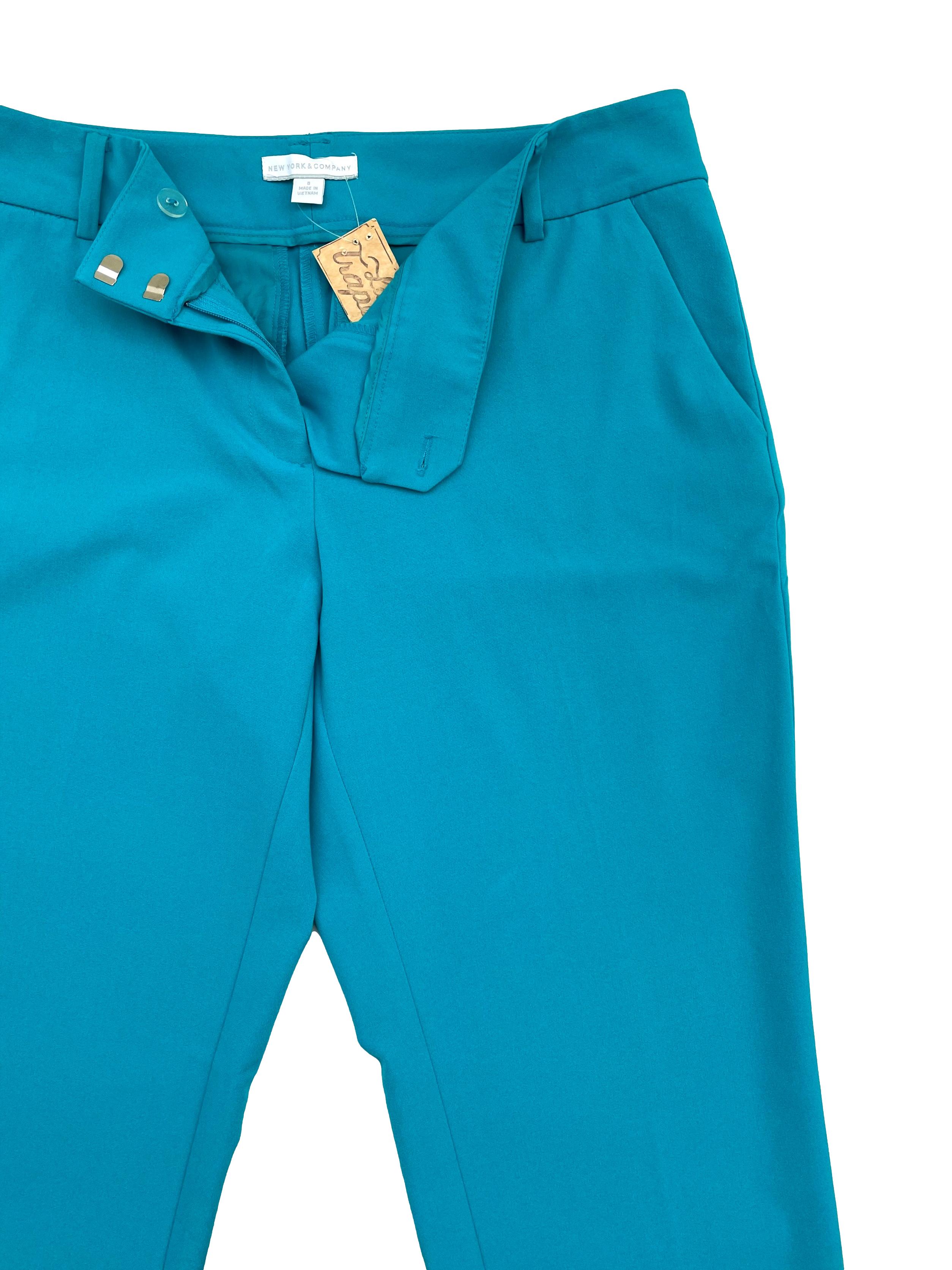 Pantalón NYC turquesa estilo formal, tiro medio y corte slim. Cintura 80cm Largo 89cm