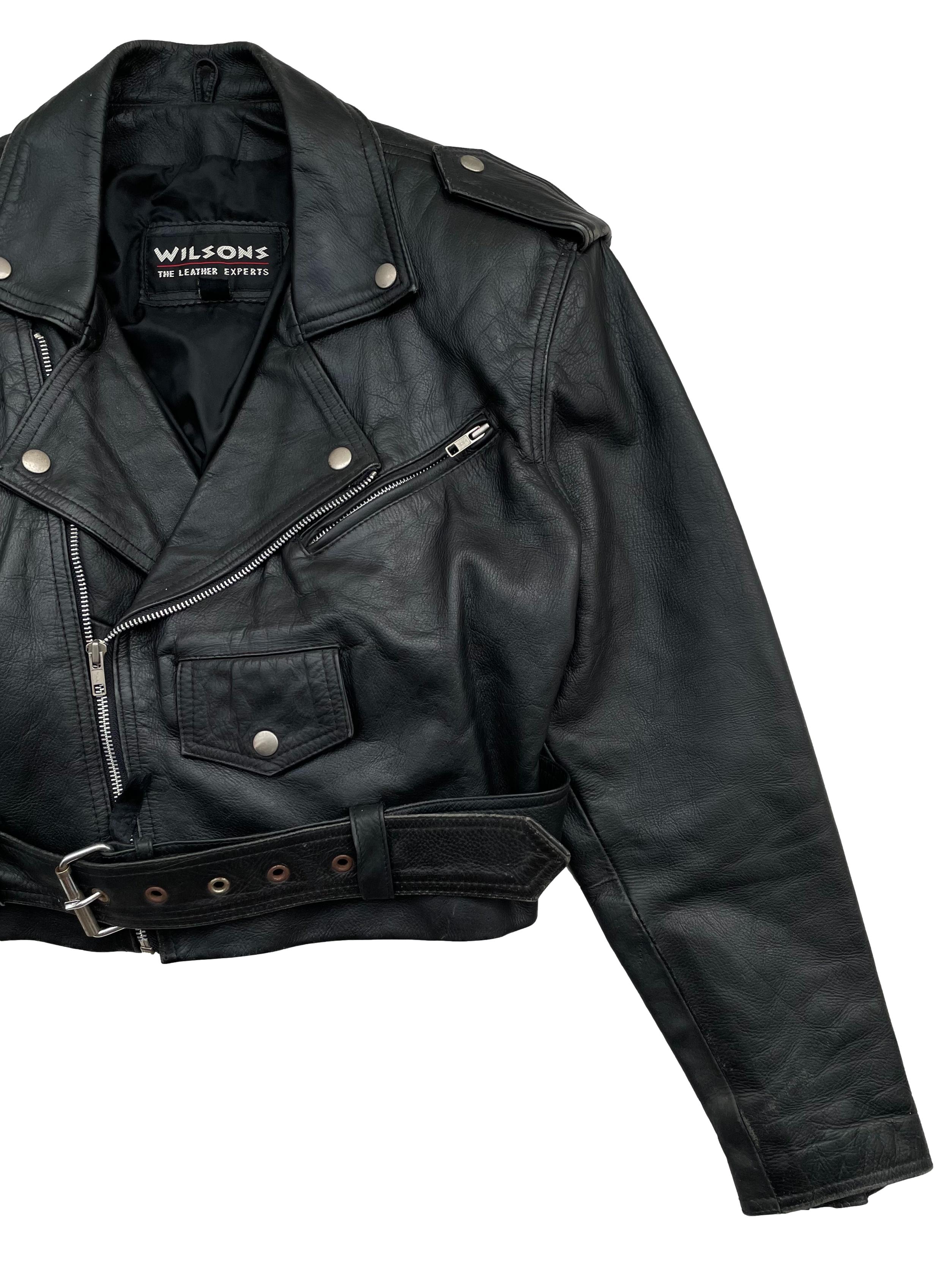 Biker jacket vintage 100% cuero negro, forrada y con hombreras. Busto 105cm Largo 45cm. Tienes signos de uso típicos de este tipo de pieza y oxido en algunos greviches. 