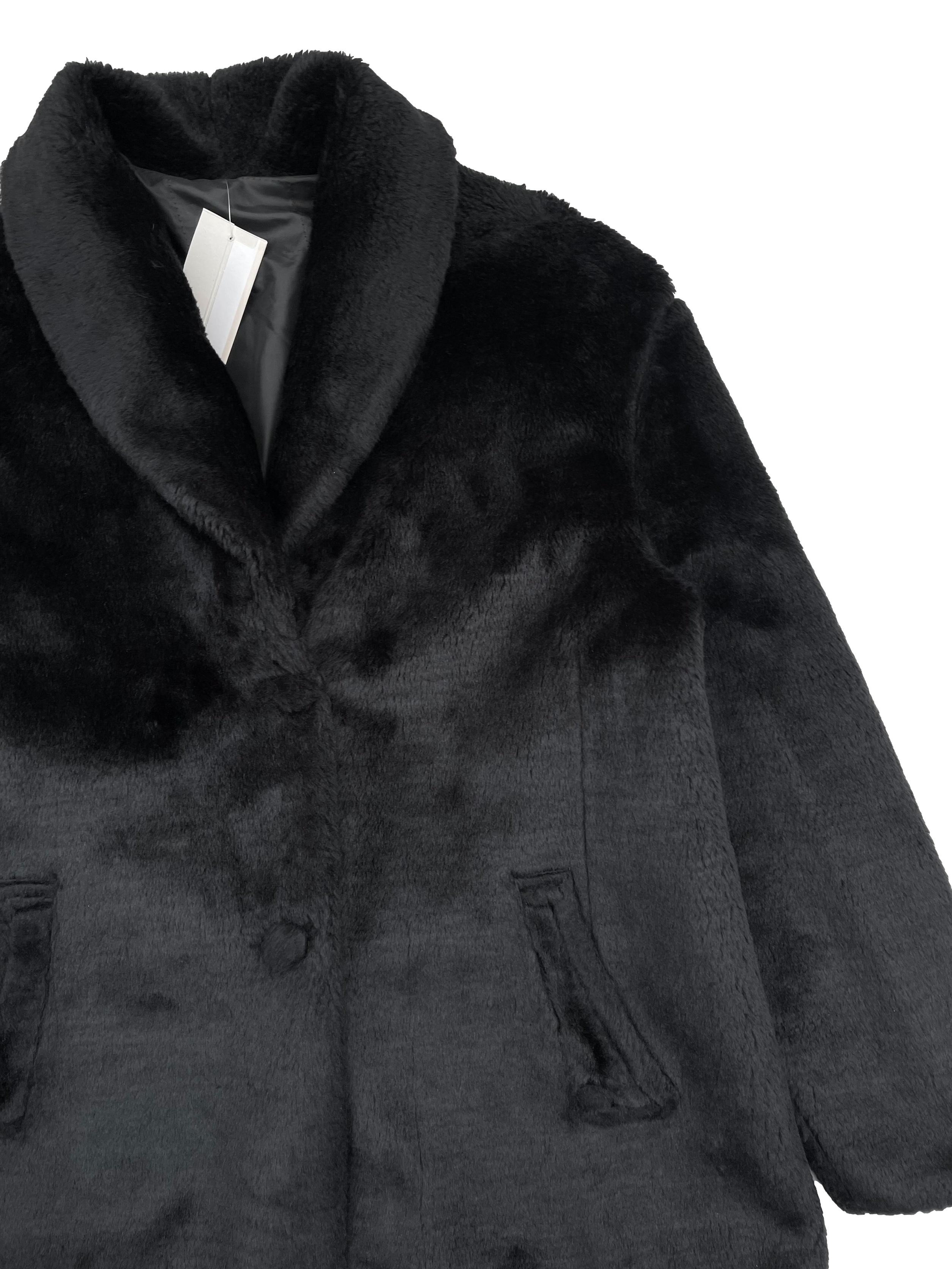 Abrigo negro efecto peluche, forrado, con bolsillos y botones. Busto 105cm Largo 62cm