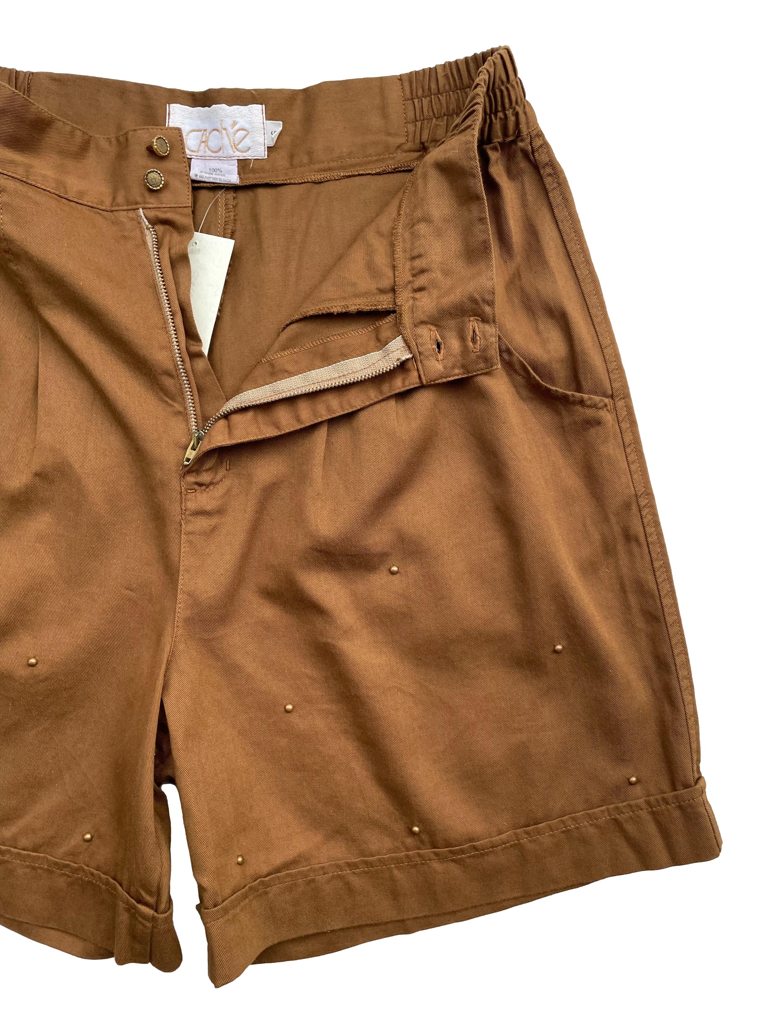 Short vintage Chloe, marrón 100% algodón ,a la cintura. Con elásticos laterales ,bolsillos y tachas doradas. Cintura 74cm, Largo 46cm.