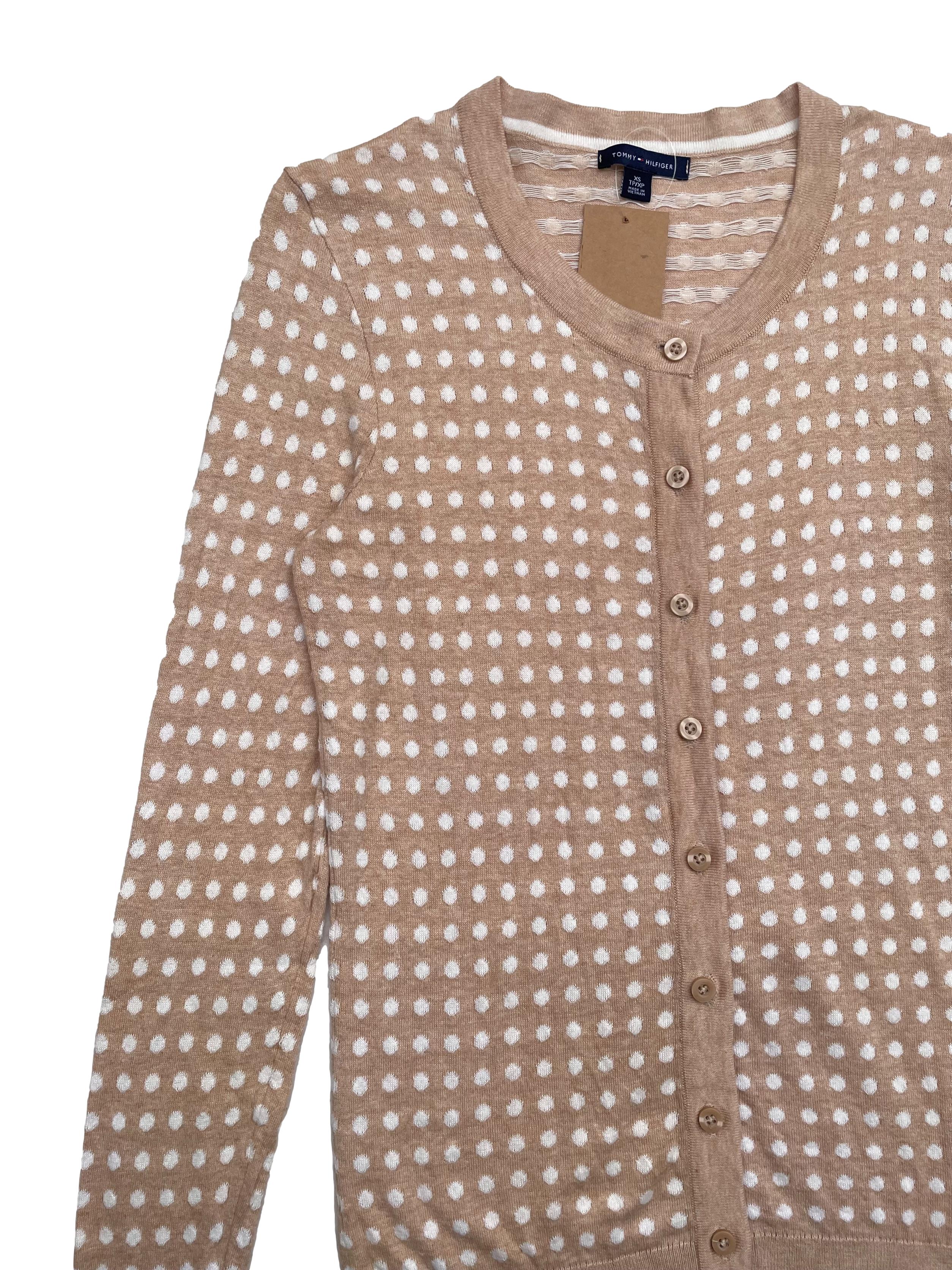 Cardigan Tommy Hilfiger color beige con polka dots blancos, 100% algodón. Largo 64cm. 