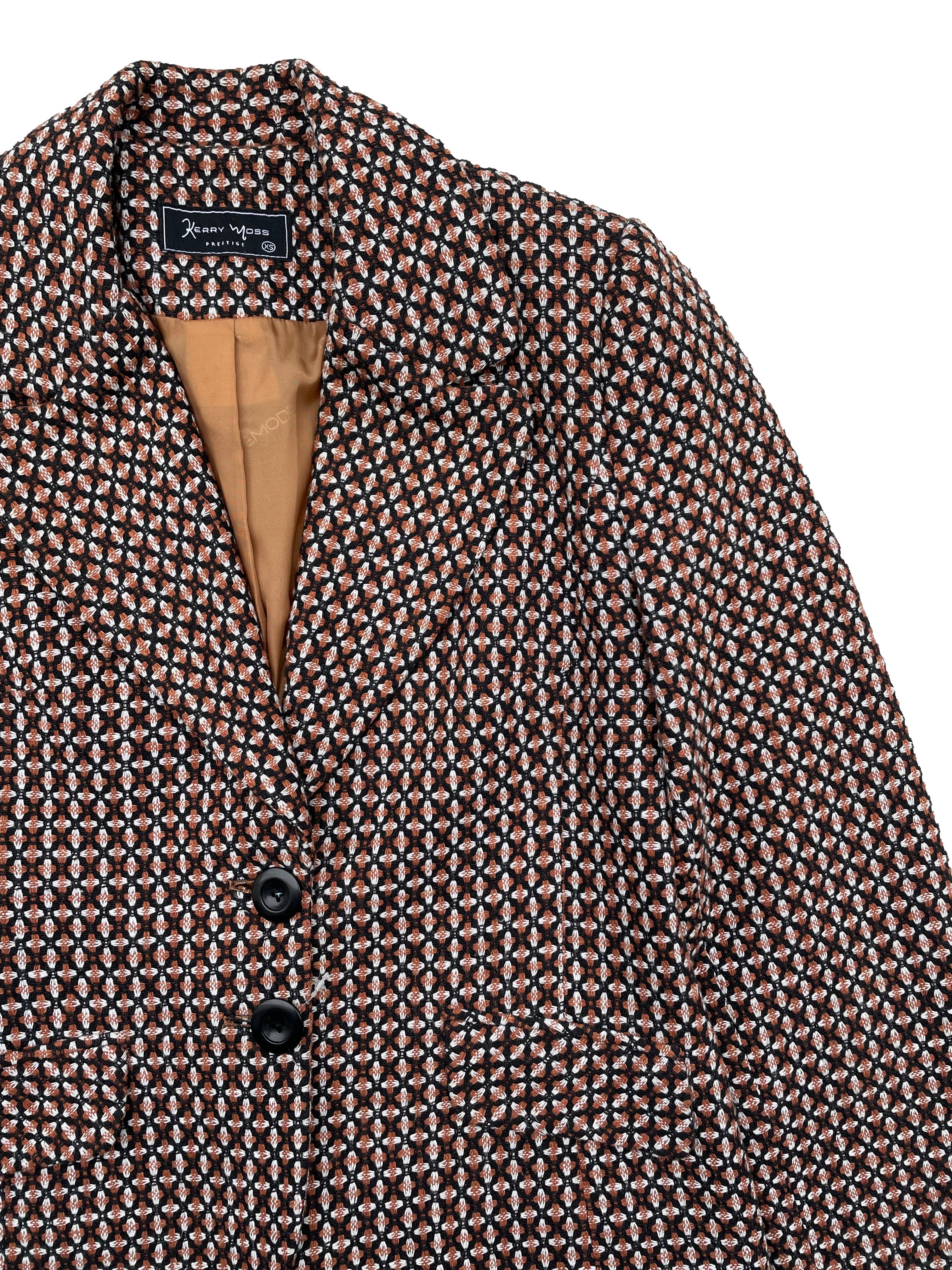 Blazer de tweed en color ocre, negro y blanco, con forro, hombreras delgadas y bolsillos. Busto 90cm , Largo 52cm.