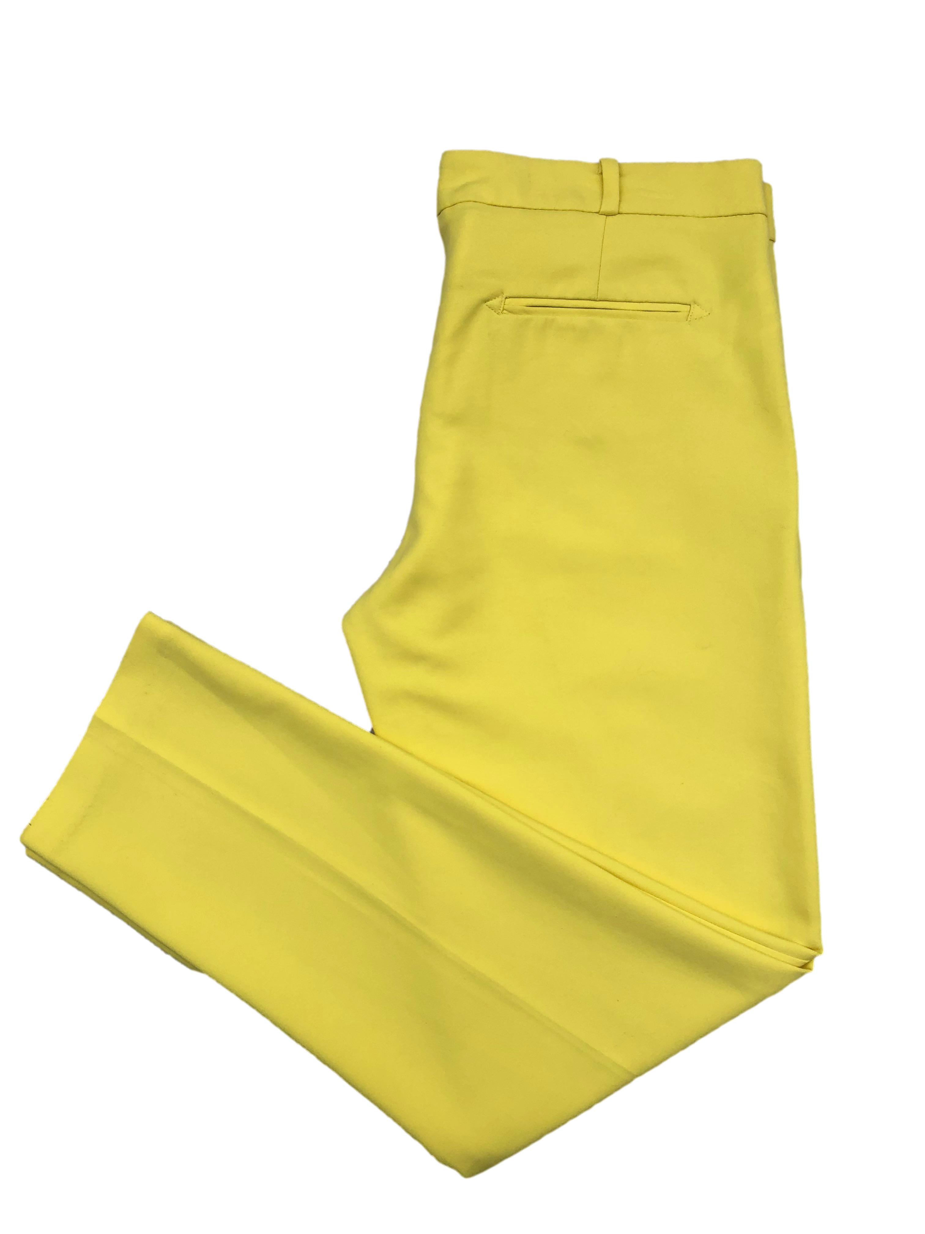Pantalón de vestir Mango amarillo de corte slim con bolsillos frontales y bolsillos decorativos posteriores. Cintura 82cm, Tiro 21cm, Largo 90cm.