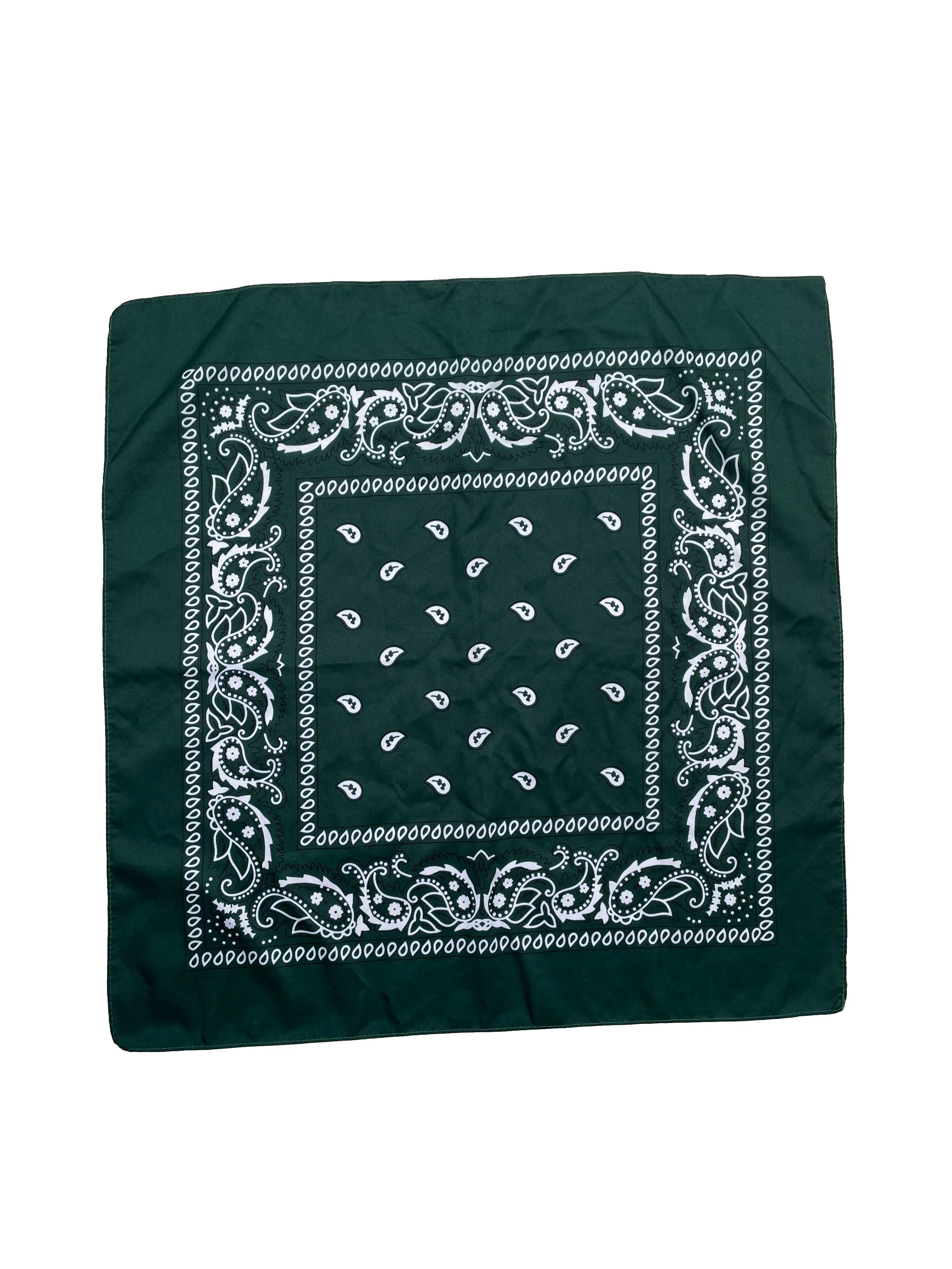 Bandana verde con diseño blanco y negro. Medidas 54x54cm