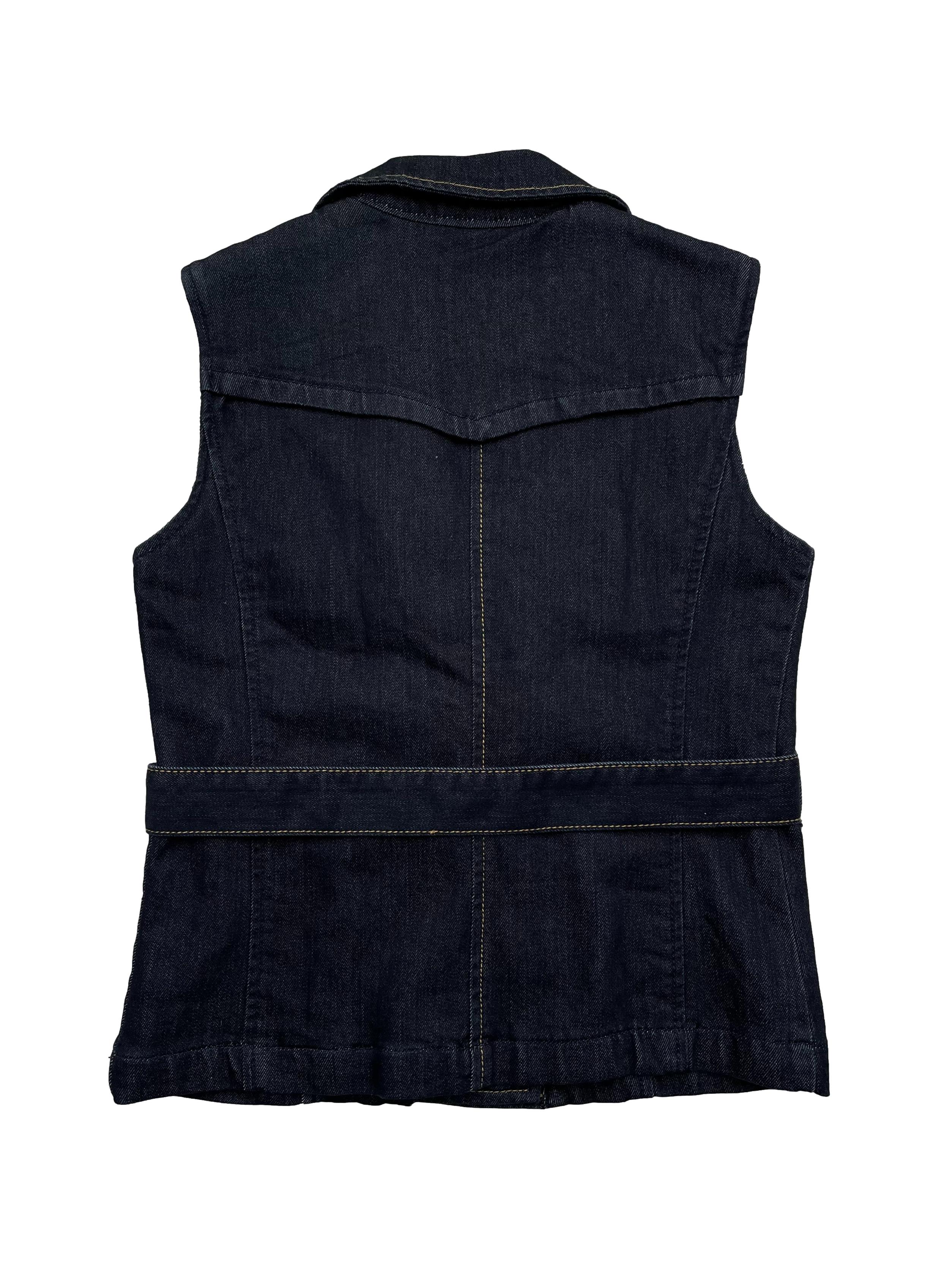 Chaleco de jean azul forrado con dobel fila de botones, bolsillos y cinto para amarrar. Busto 90cm., Largo 53cm