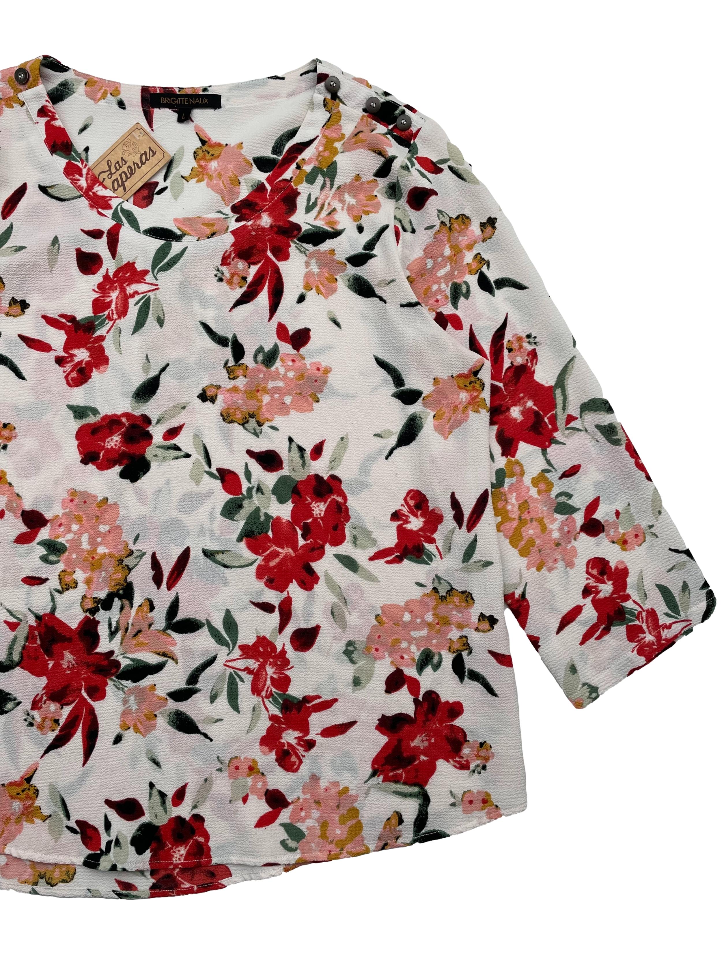 Blusa Brigitte Naux crema con estampado floral en crepe, botones decorativos en hombros.Busto 110cm, Largo 62cm.