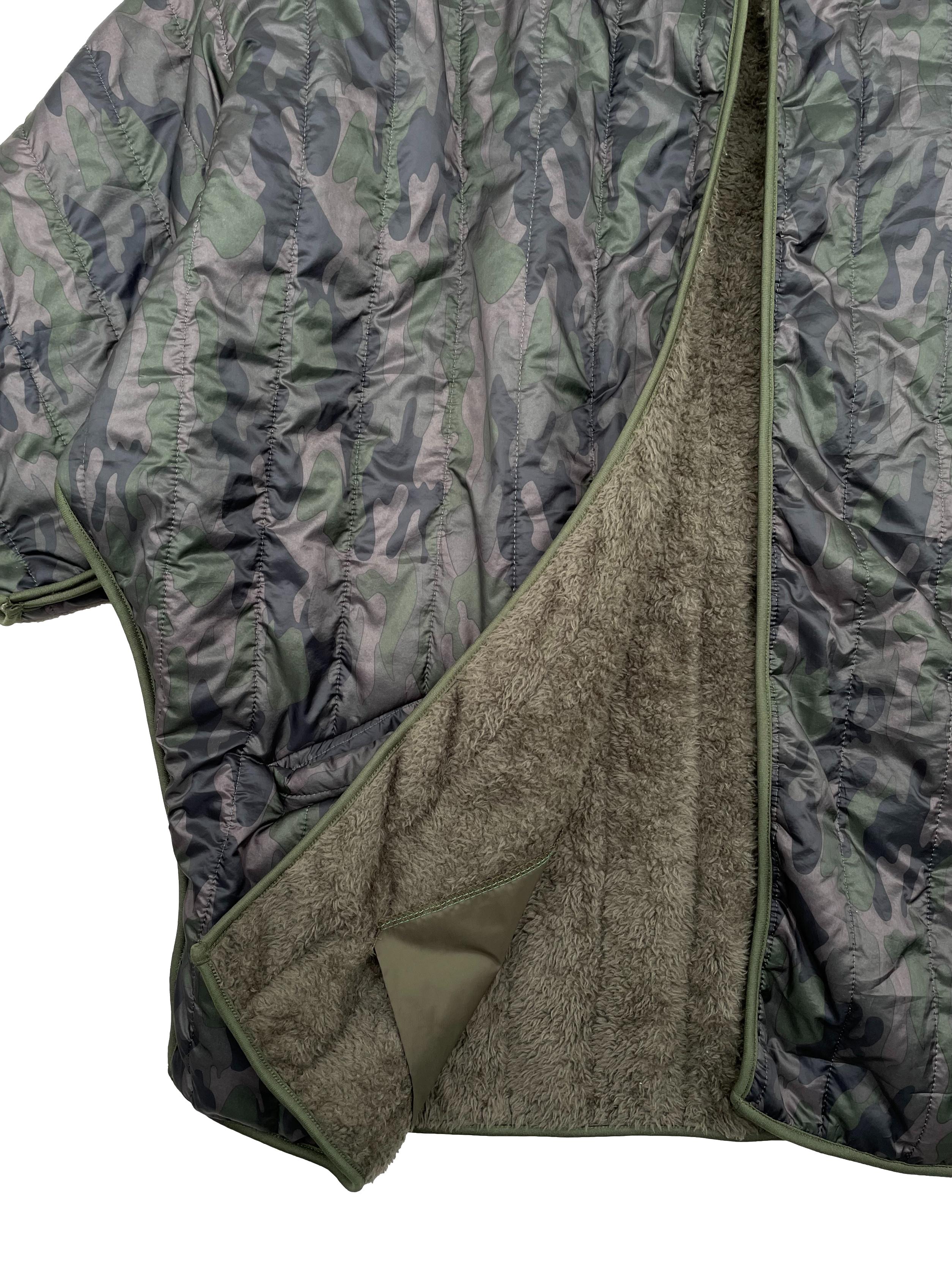 Casaca estilo impermeable estampado militar con forro de peluche, corte oversized, cuello alto y bolsillos laterales. Ancho 120cm Largo 75cm