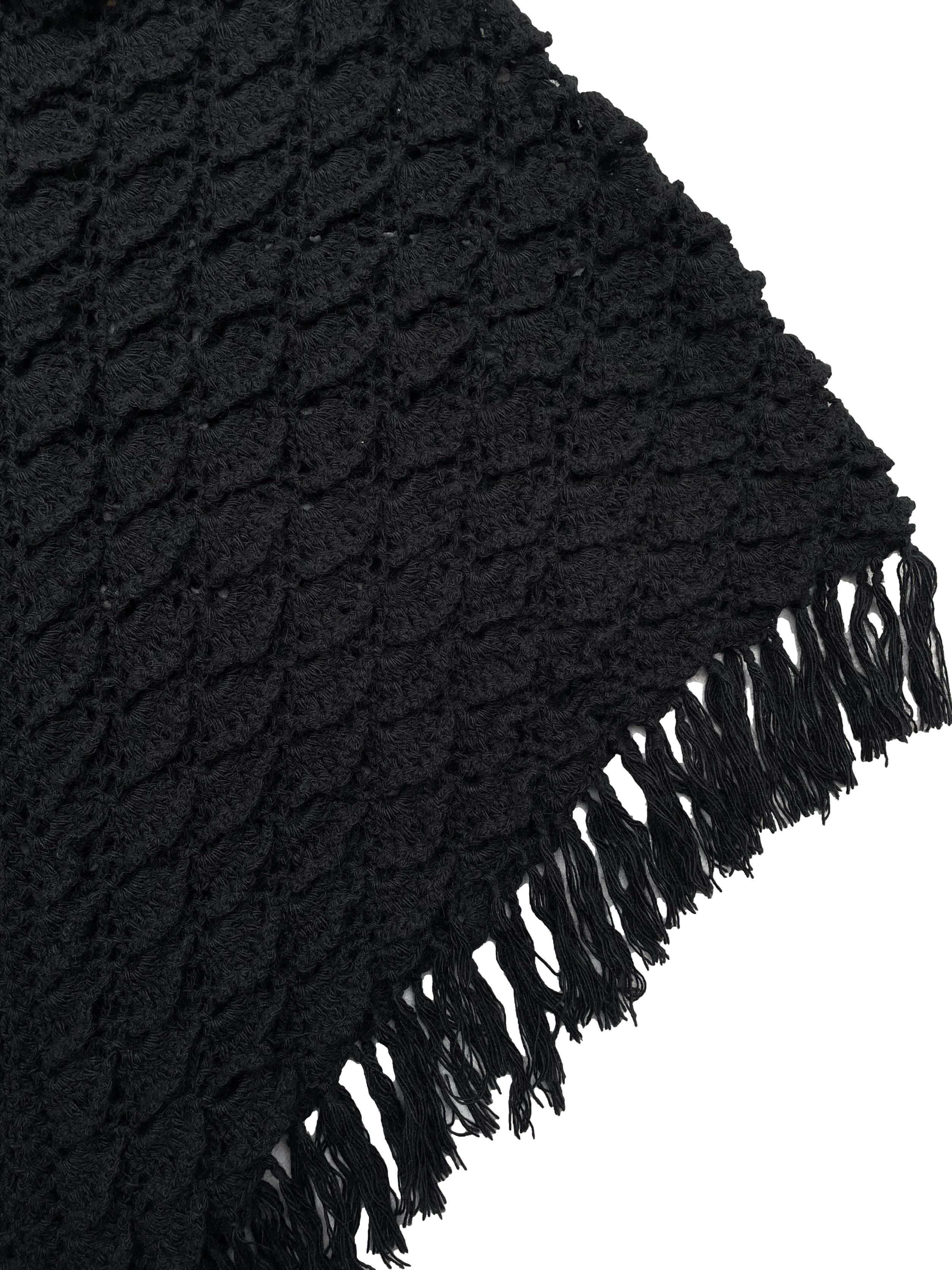 Poncho negro del Cite textil, tejido a mano en fibra de camélido, con cuello camisero y borlas. Hombros 45cm,Largo 75cm.