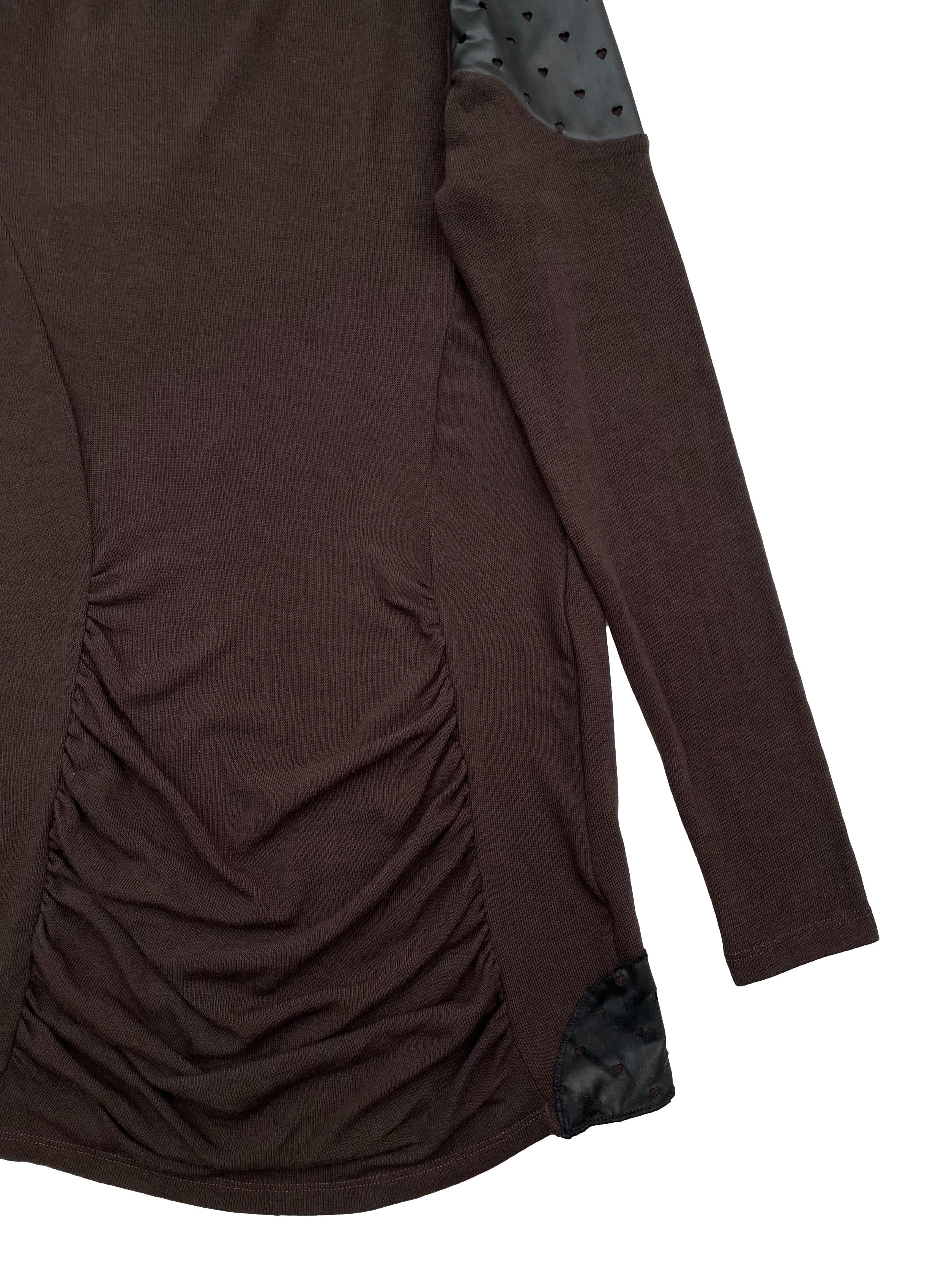 Chompa delgada Domo marrón con aplicaciones tipo cuerina, espalda con drapeado cerca a la basta. Busto 85cm Largo 70-80cm. Nuevo con etiqueta