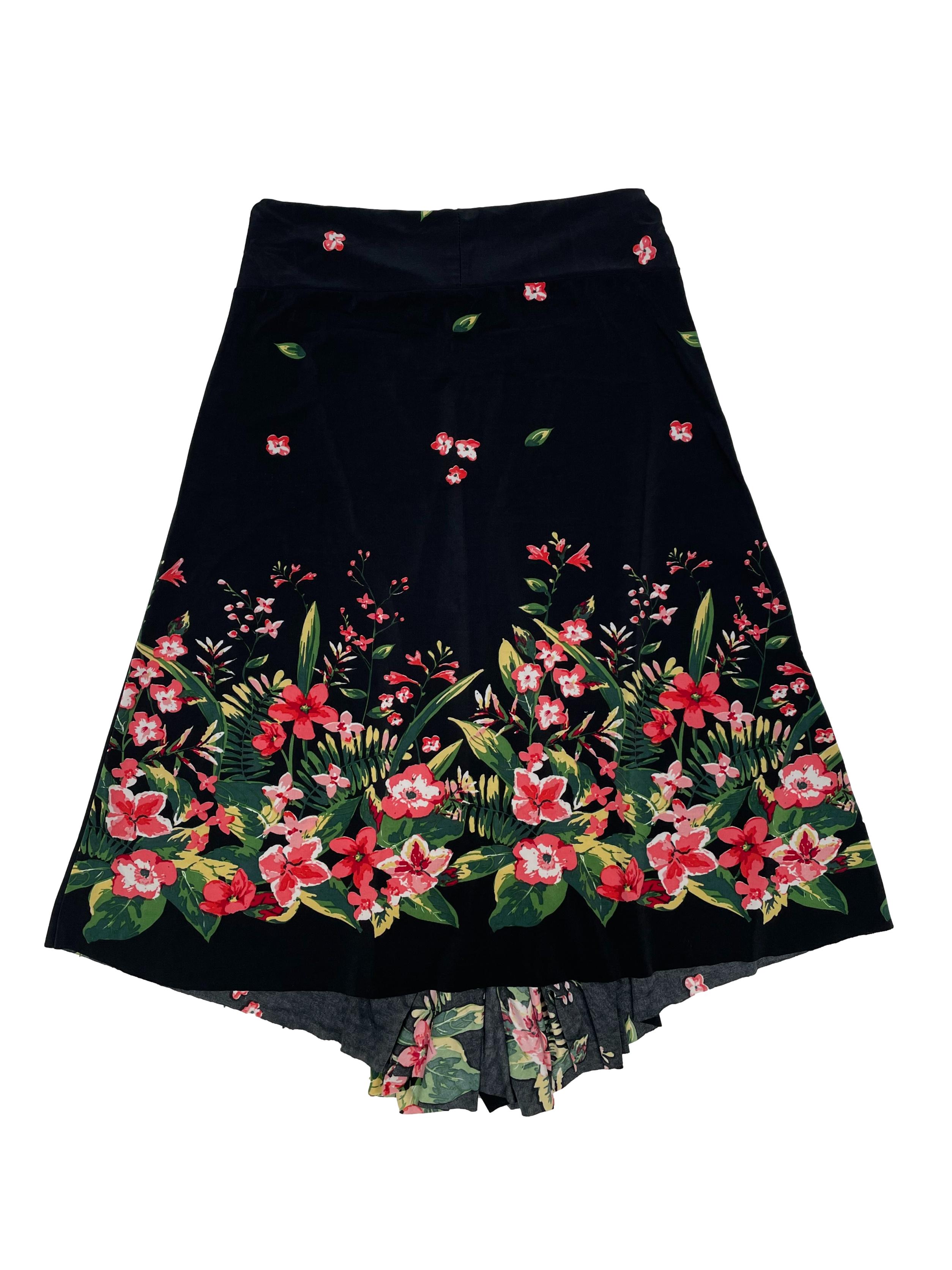 Falda negra con estampado de flores, tela stretch ligeramente satinada, pretina y falda frontal con corte en punta. Cintura 66cm sin estirar, Largo 65cm.