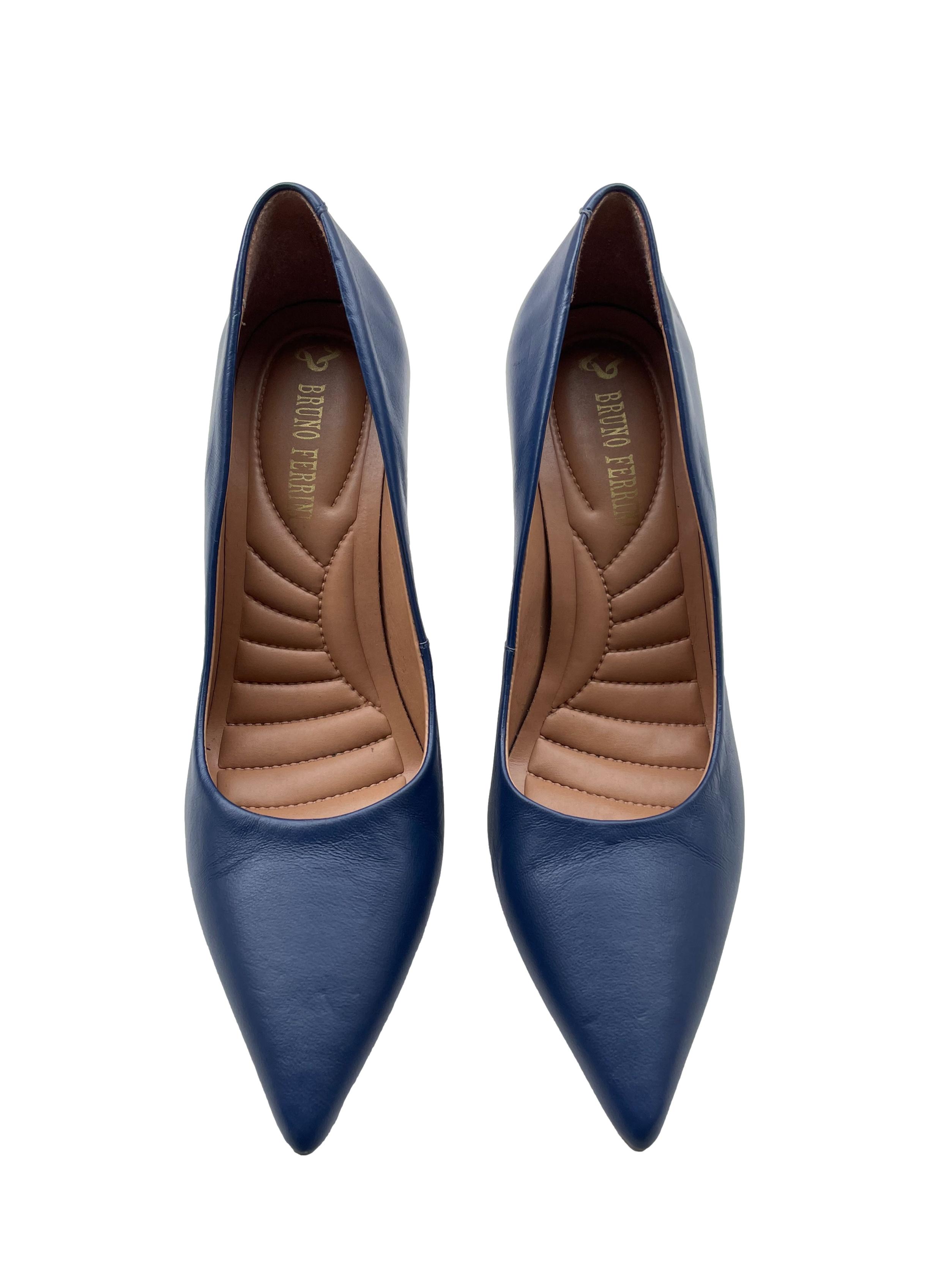 Zapatos Bruno Ferrini azules de cuero, modelo en punta, taco 9cm. Estado 9/10. Precio original S/ 300