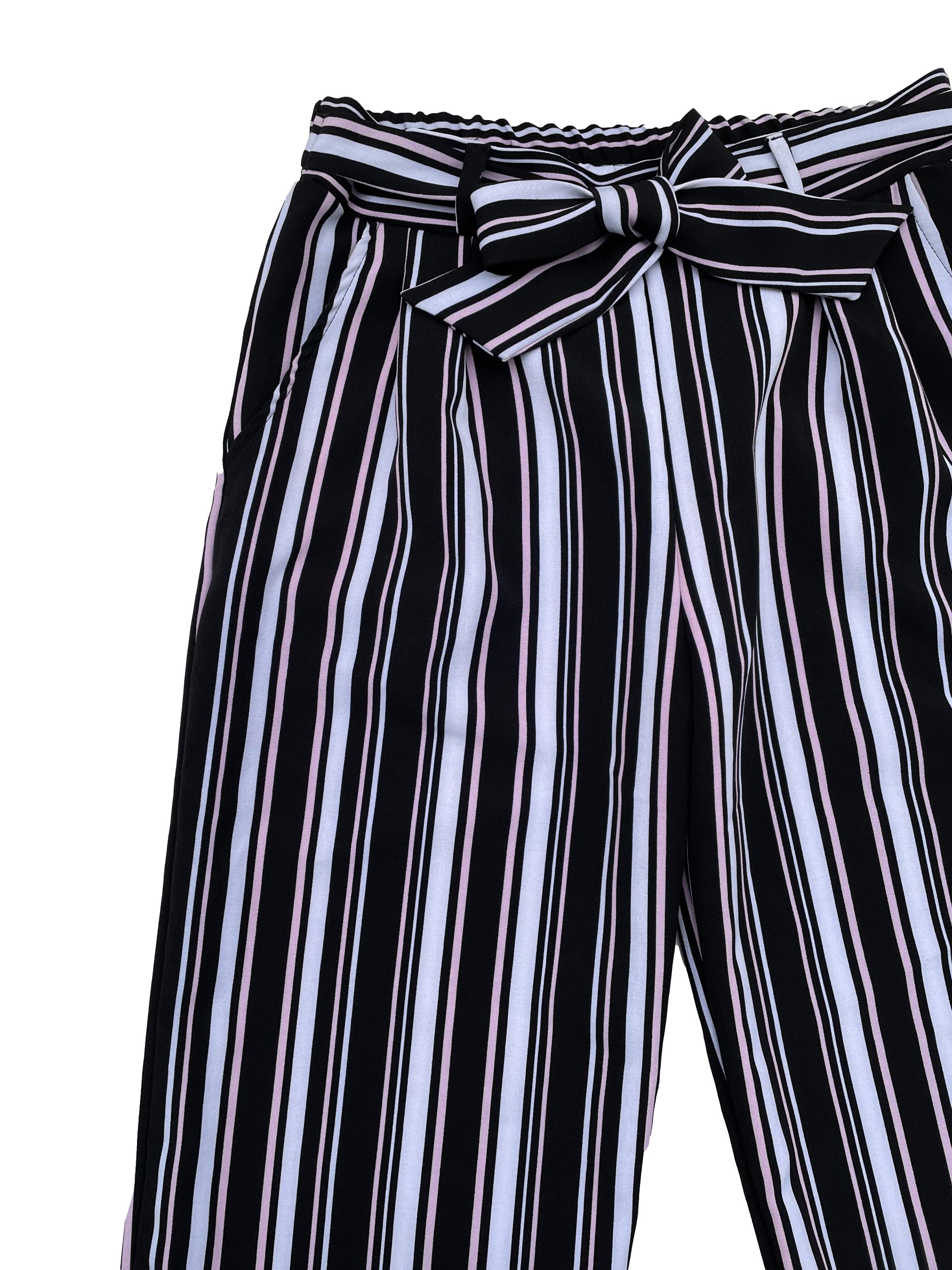 Pantalón a rayas en colores blanco, negro y rosa, corte recto, elástico en cintura posterior con cintos y bolsillos laterales. Cintura 76cm sin estirar, Largo 100cm.