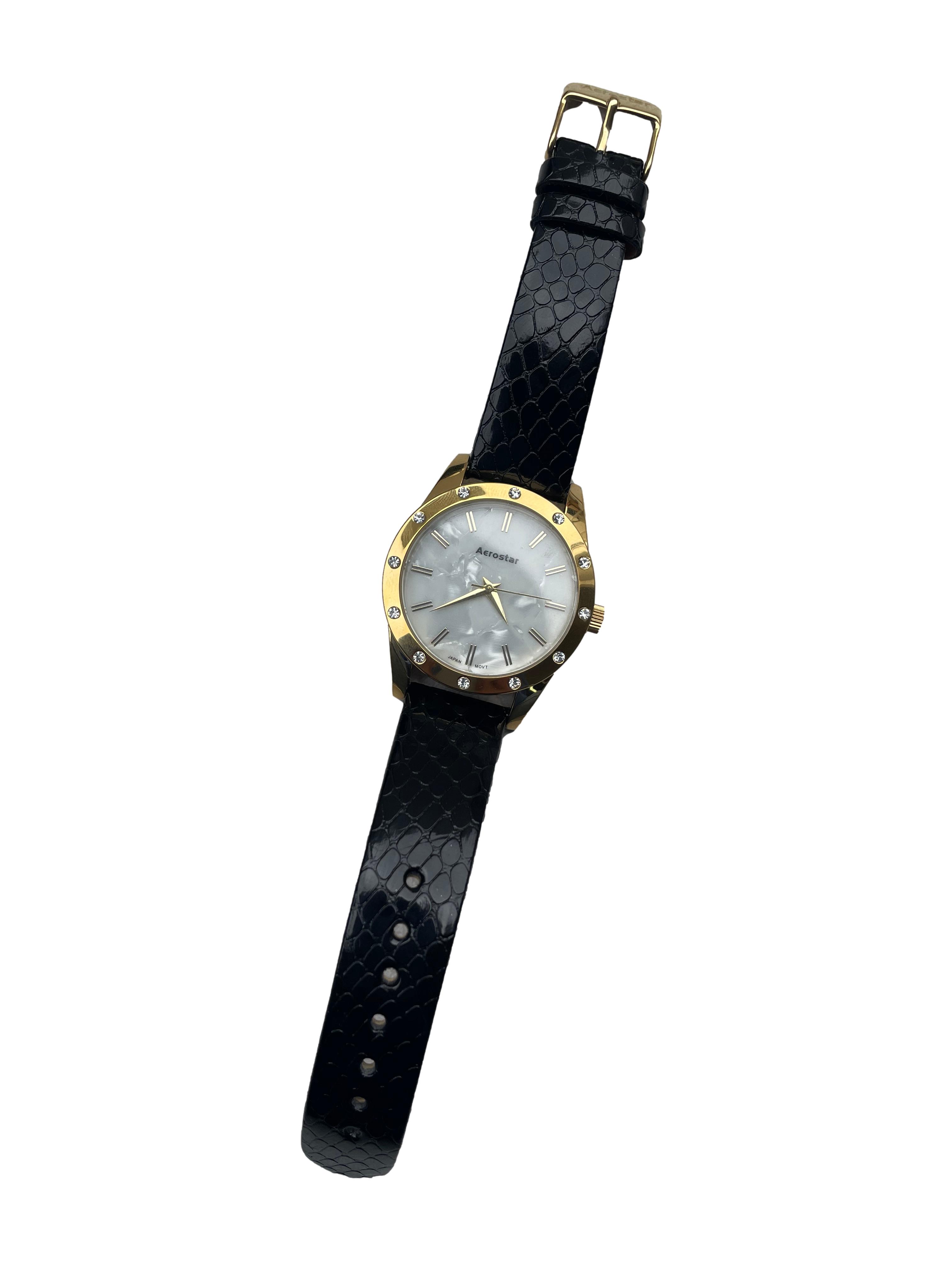 Reloj Aerostar modelo 63121, dorado con centro nacarado y aplicaciones brillantes, correa negra. Diámetro de reloj 3.5cm.