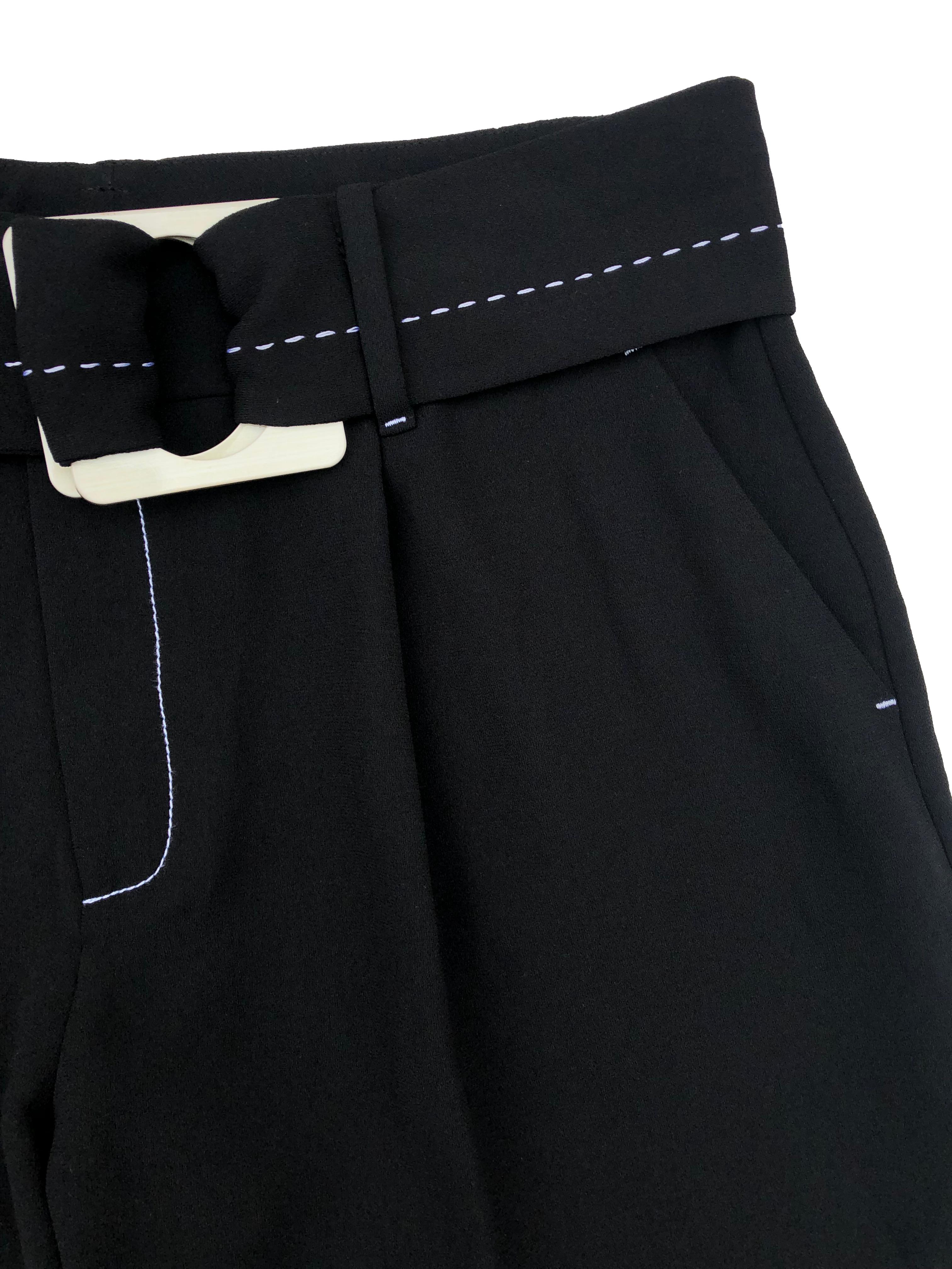 Pantalón formal Mango, con pliegues y cinturón, detalles de pespuntes en blanco, tiene bolsillos. Cintura 80cm, Tiro 30cm Largo 107cm