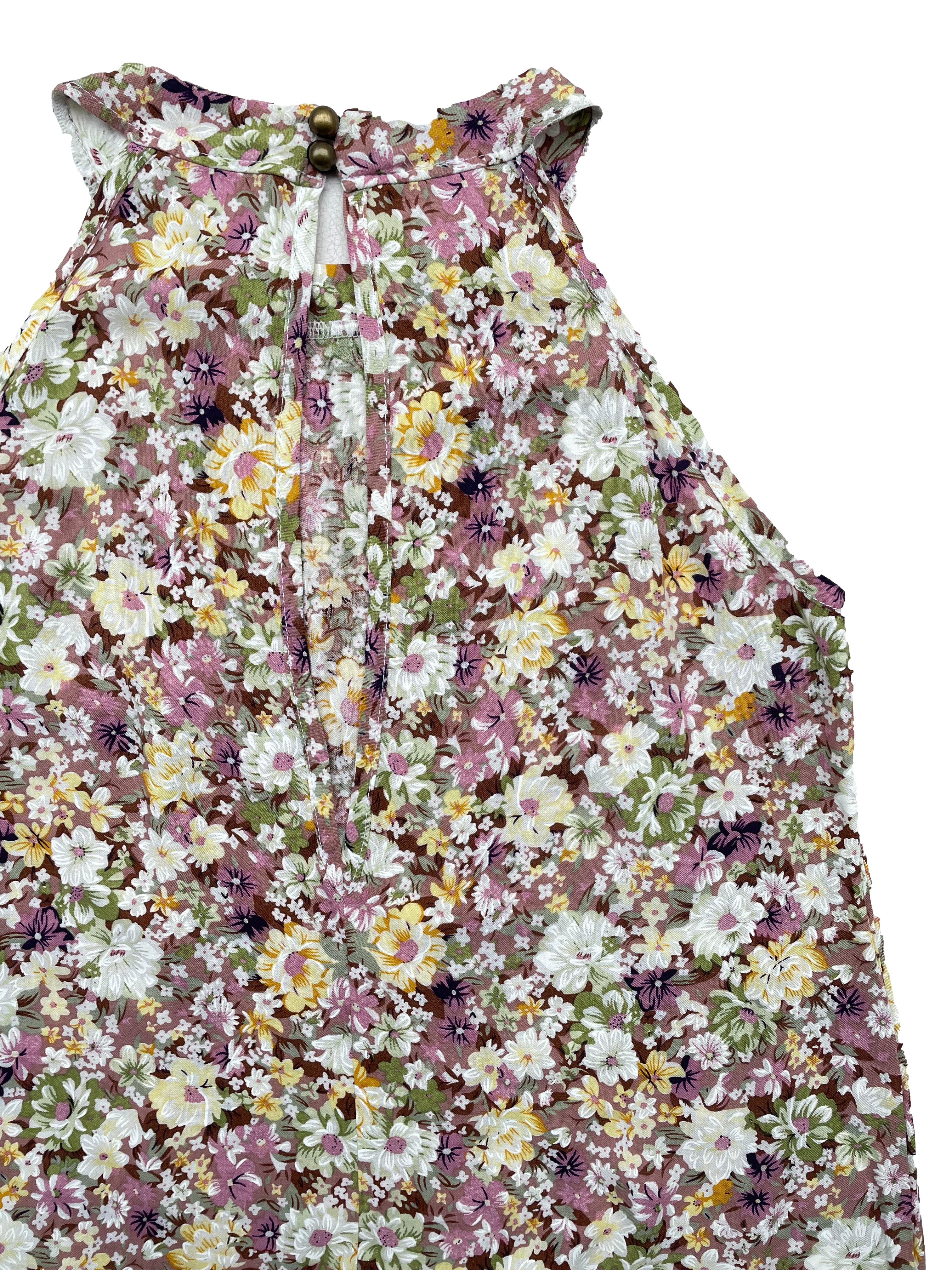Vestido de chalis rosado con estampado floral, corte en A, cuello halter con botones y abertura en espalda. Busto 90cm, Largo 78cm.