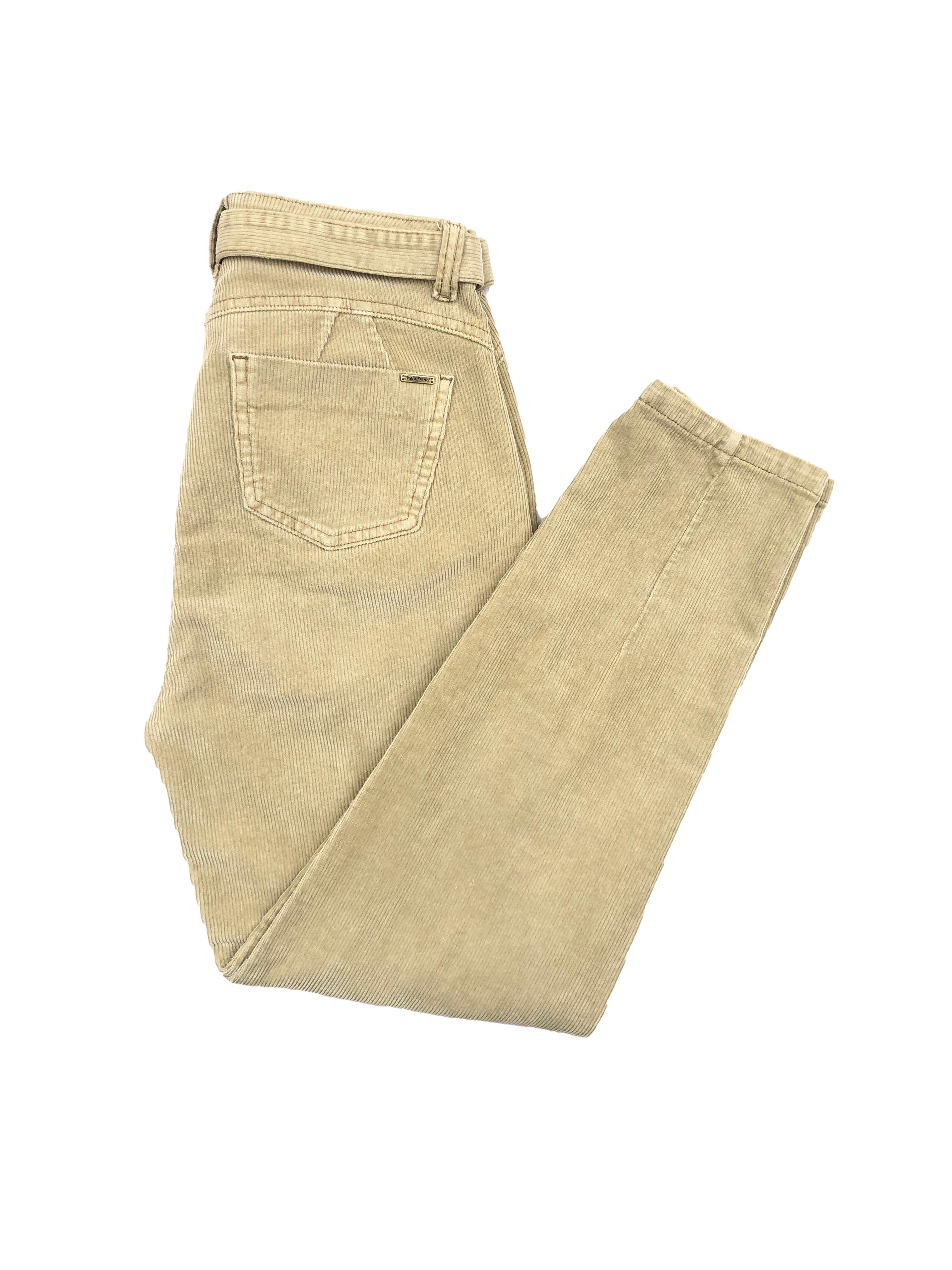 Pantalón beige de corduroy Paola French con bolsillos, cinturón de tela, pinzas en cintura y botapié. Cintura 66cm, Tiro 28cm, Largo 95cm.