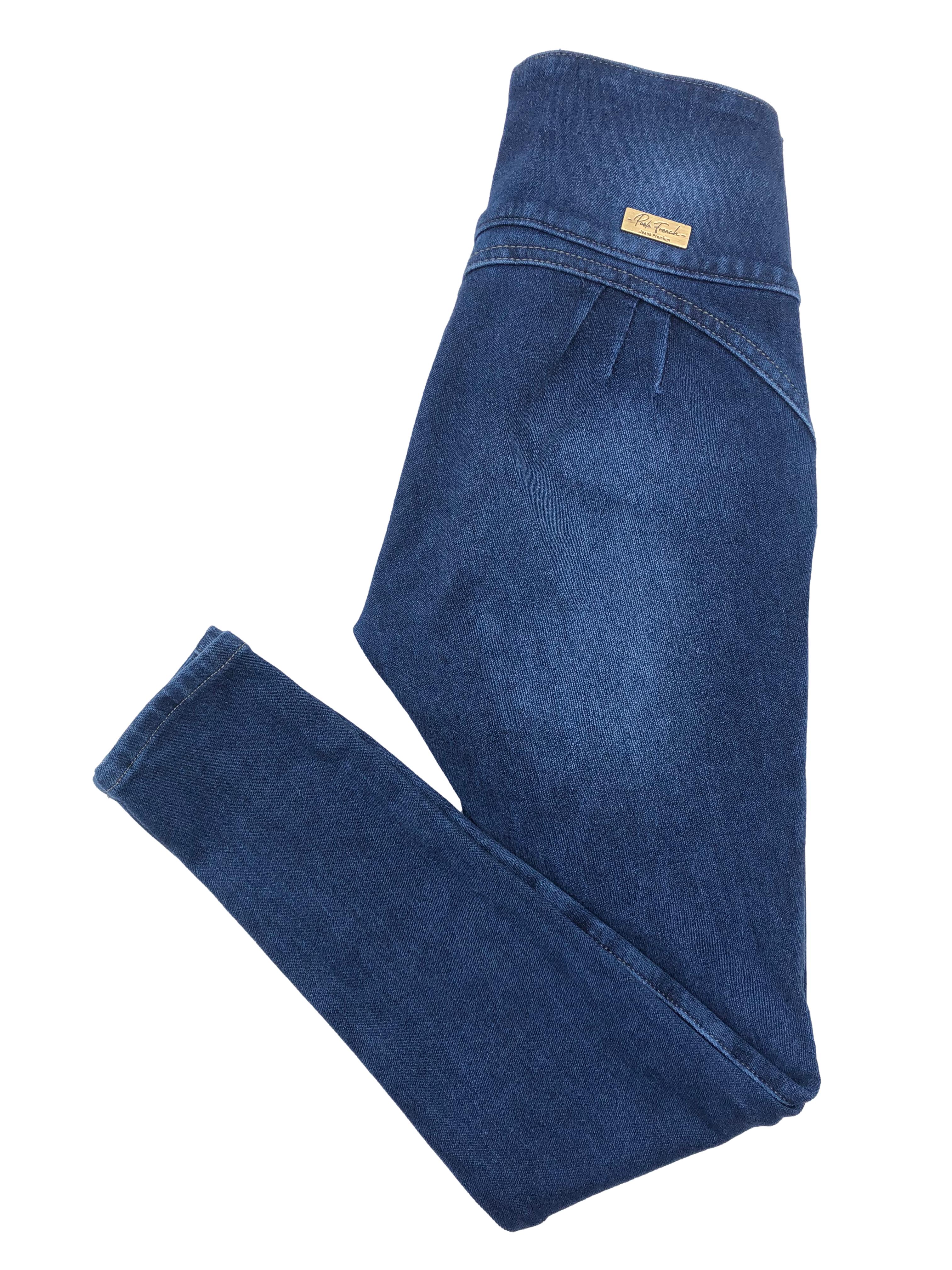 Skinny jean azul Paola French, tela stretch con focalizado, pretina ancha con bordado y botones metálicos, falsos bolsillos y entalle posterior con pinzas. Cintura 64cm sin estirar, Tiro 21.5cm, Largo 88cm.