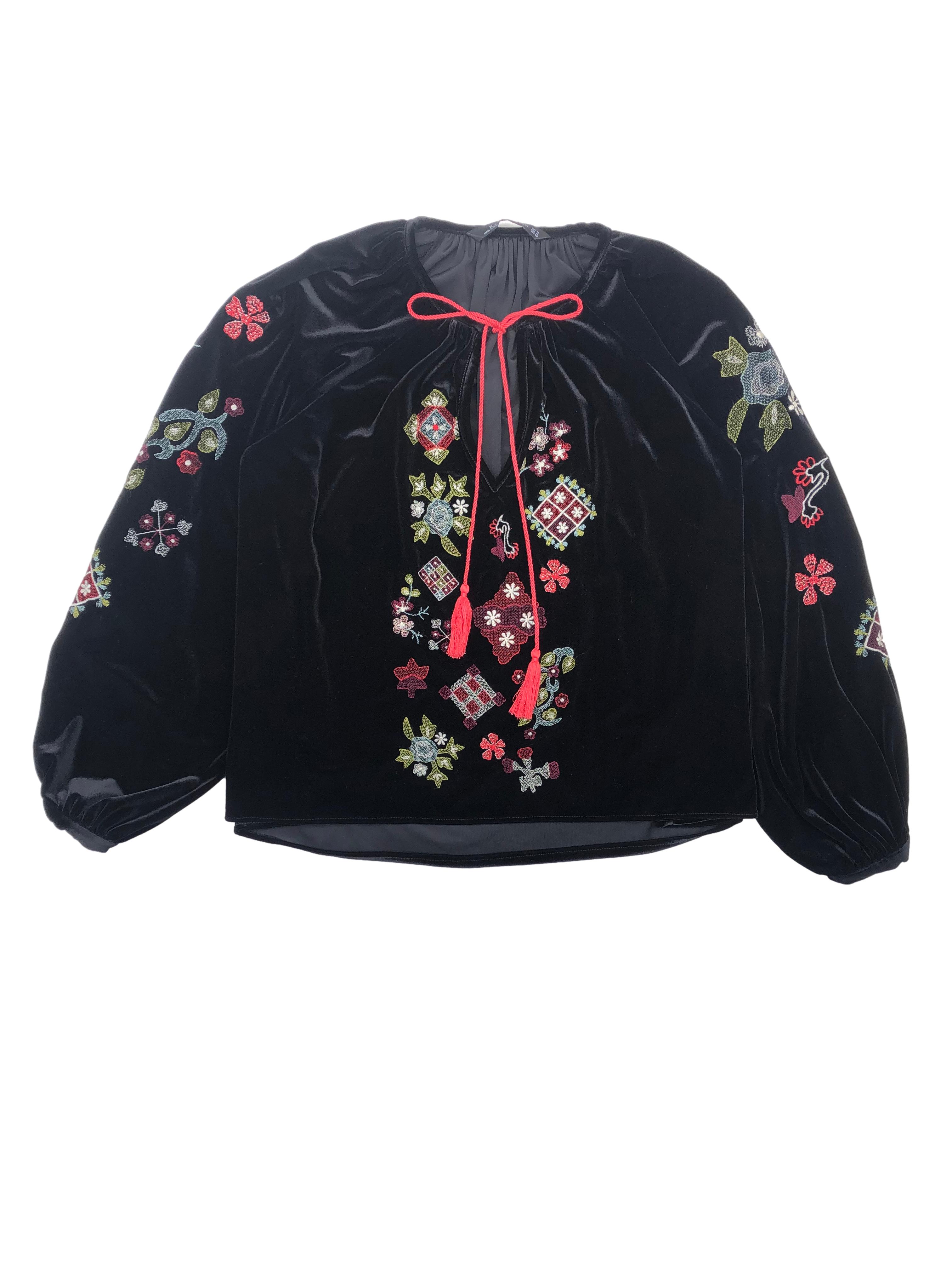 Blusa Zara negra de terciopelo con bordados florales, escote en V con cintos y mangas globo. Busto 122cm, Largo 62cm. | Las Traperas