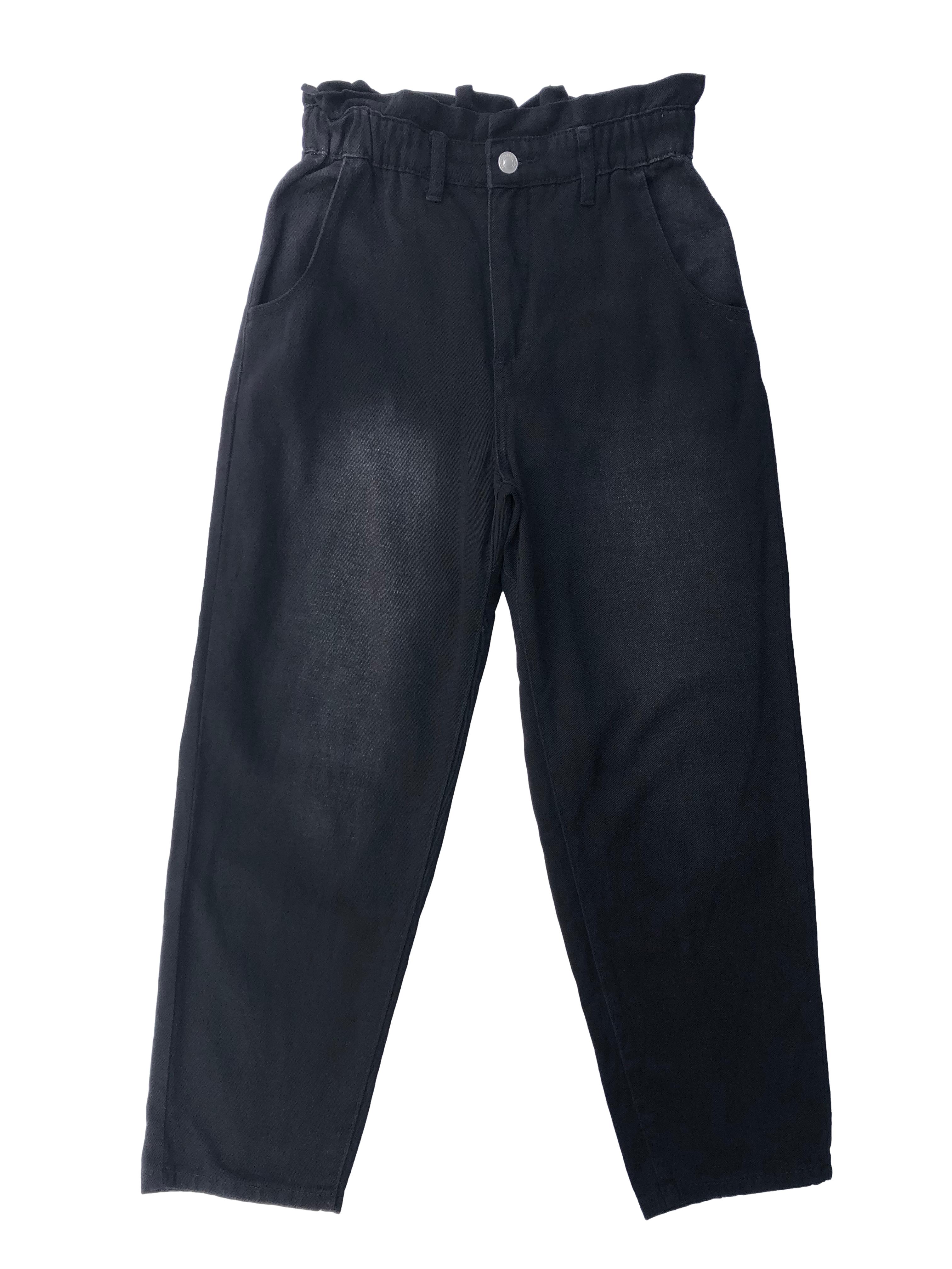 Paper bag jean negro Basement efecto lavado, de tiro alto con pretina elasticada y cuatro bolsillos. Cintura 64cm, Largo 95cm.