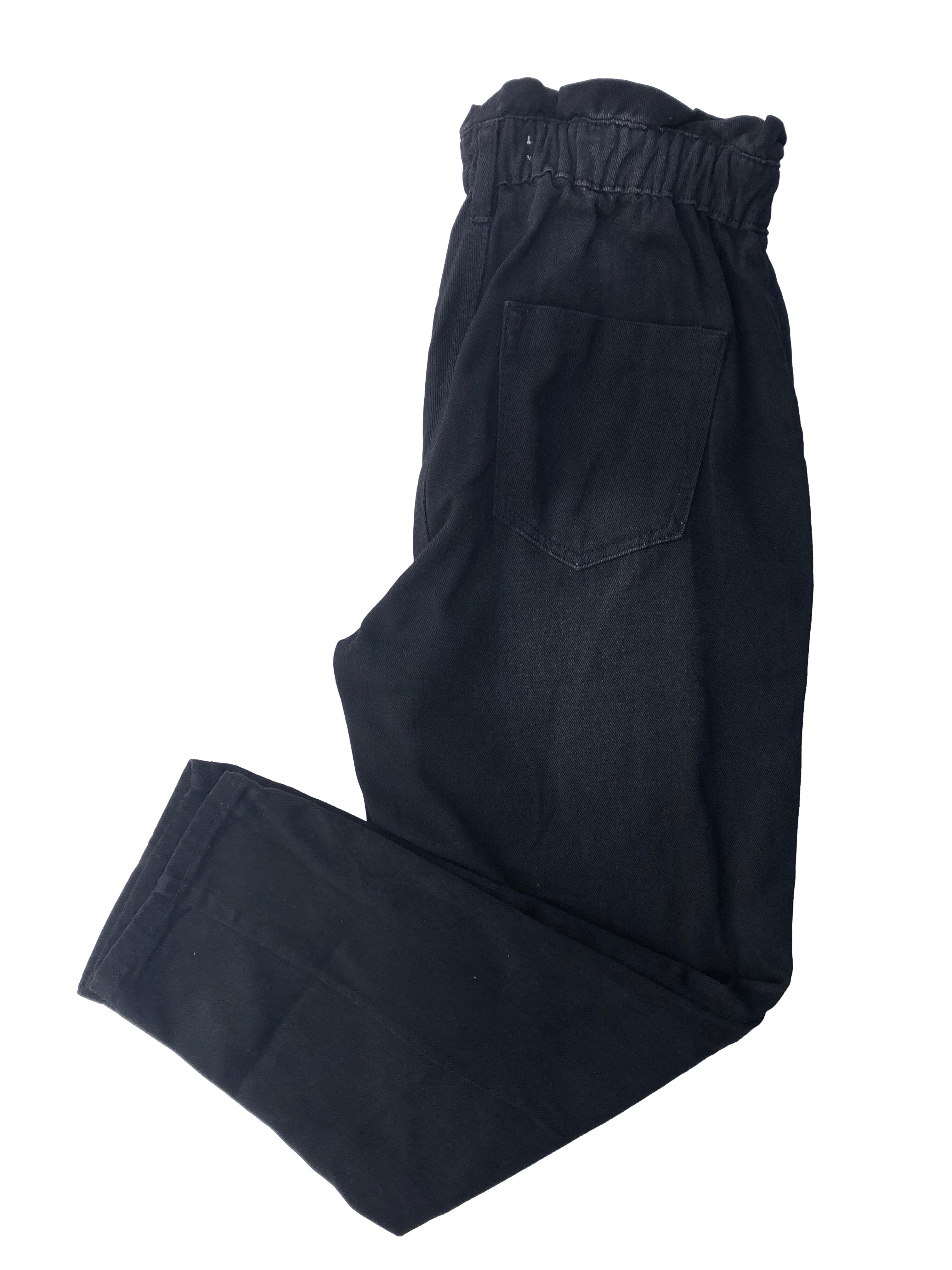 Paper bag jean negro Basement efecto lavado, de tiro alto con pretina elasticada y cuatro bolsillos. Cintura 64cm, Largo 95cm.