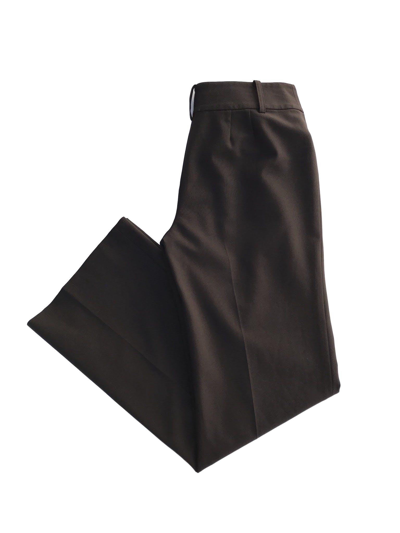 Pantalón Ann Taylor marrón, tela tipo sastre 45% lana 45% polyester, forrado, con broches y cierre, pinzas posteriores, corte recto. Modelo atemporal y versátil. Precio original S/ 300
Talla 27